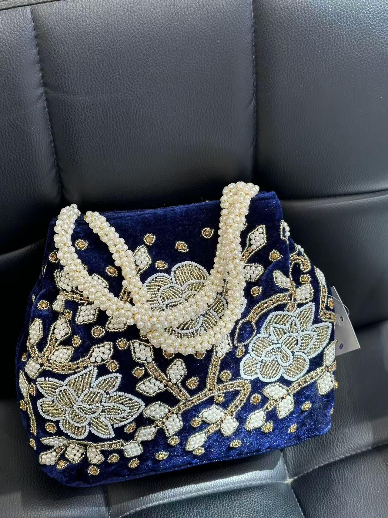 Mayorista UPSTYLE - BOLSO ELEGANTE DE TERCIOPELO CON BORDADOS FLORALES Y ASA DE PERLAS