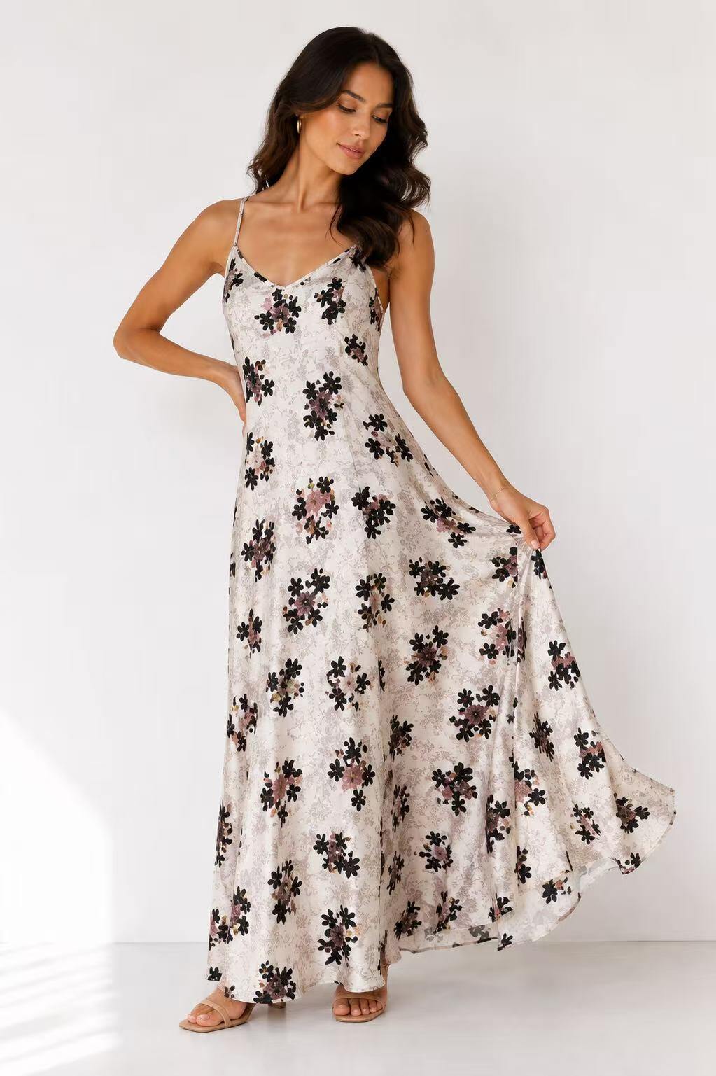 Mayorista UPSTYLE - VESTIDO FLORAL CON TIRANTES FINOS