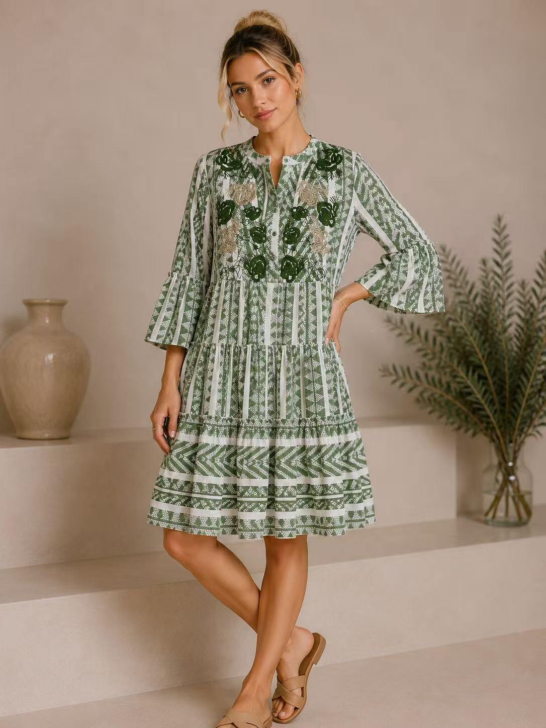 Mayorista UPSTYLE - VESTIDO CORTO DE MUJER BORDADO CON ESTAMPADO GEOMÉTRICO