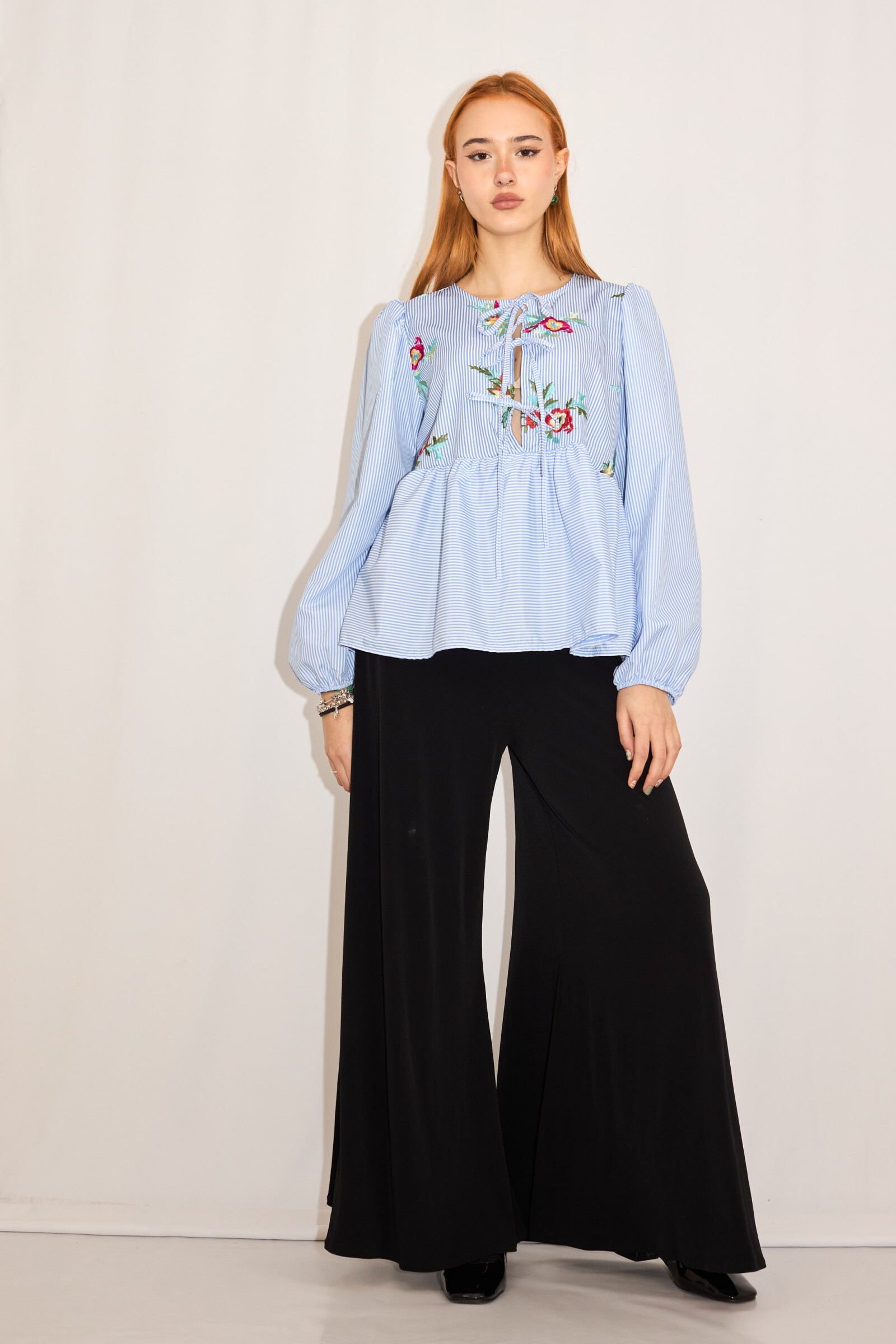 Grossiste V&L BRAND - Chemise décontractée avec des fleurs brodées