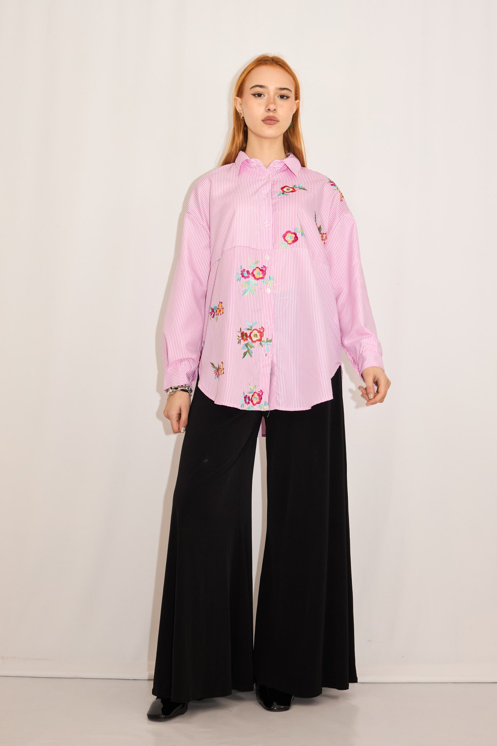 Grossiste V&L BRAND - Chemise décontractée pour femme, à rayures colorées et fleurs brodées