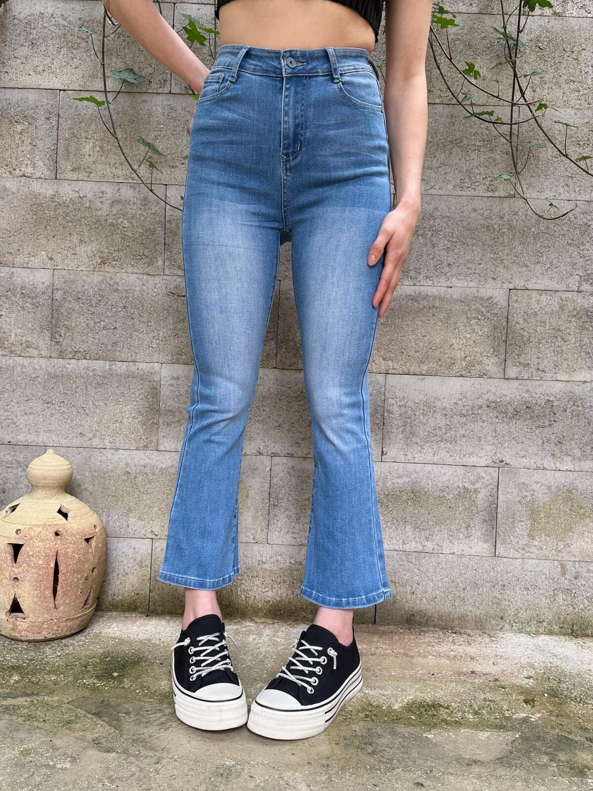Grossiste V&L BRAND - jeans taille haute ajustés aux cuisses et évasés aux jambes