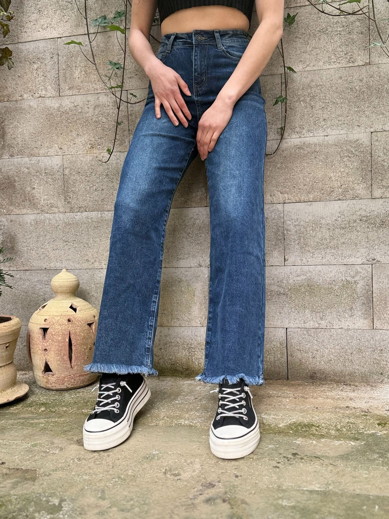 Grossiste V&L BRAND - Jean femme à jambe droite et ourlet effiloché