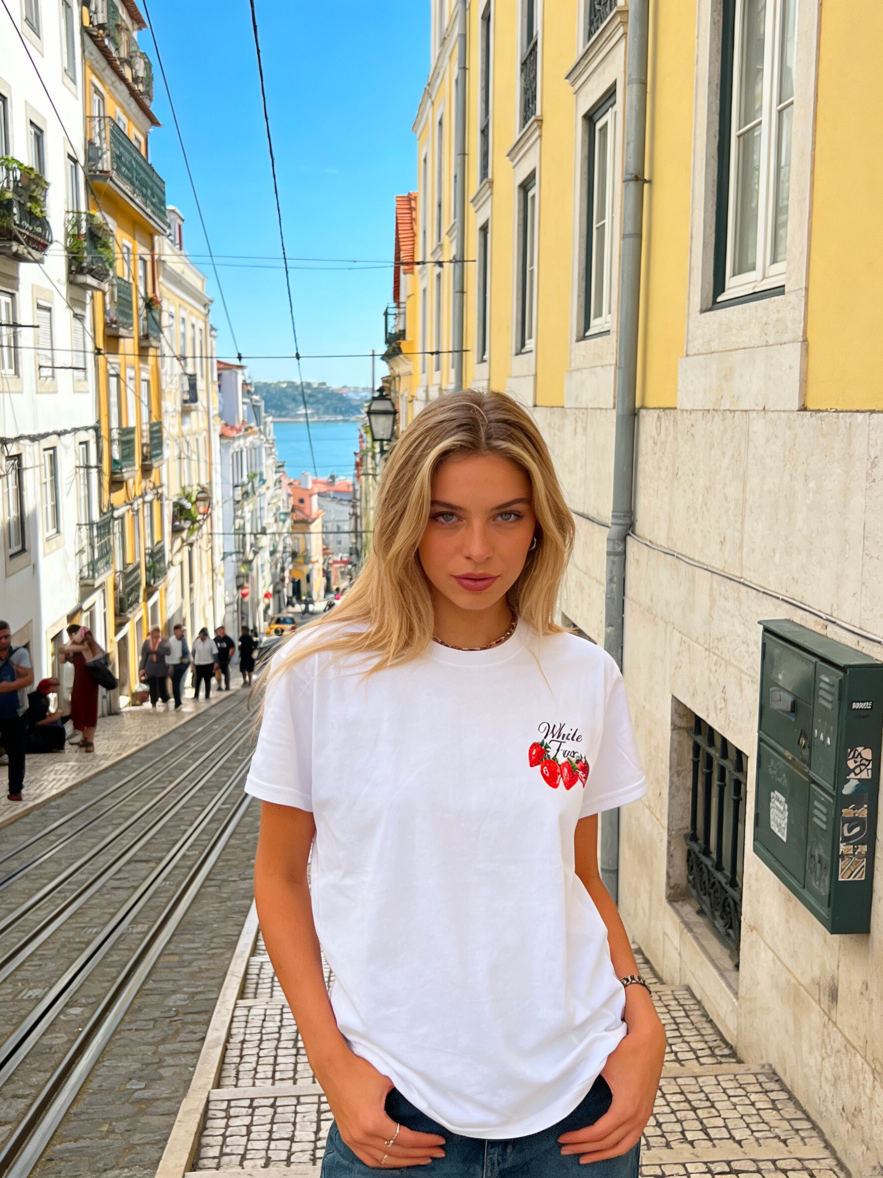 Wholesaler V&L BRAND - Cotton T-shirt with strawberry print
