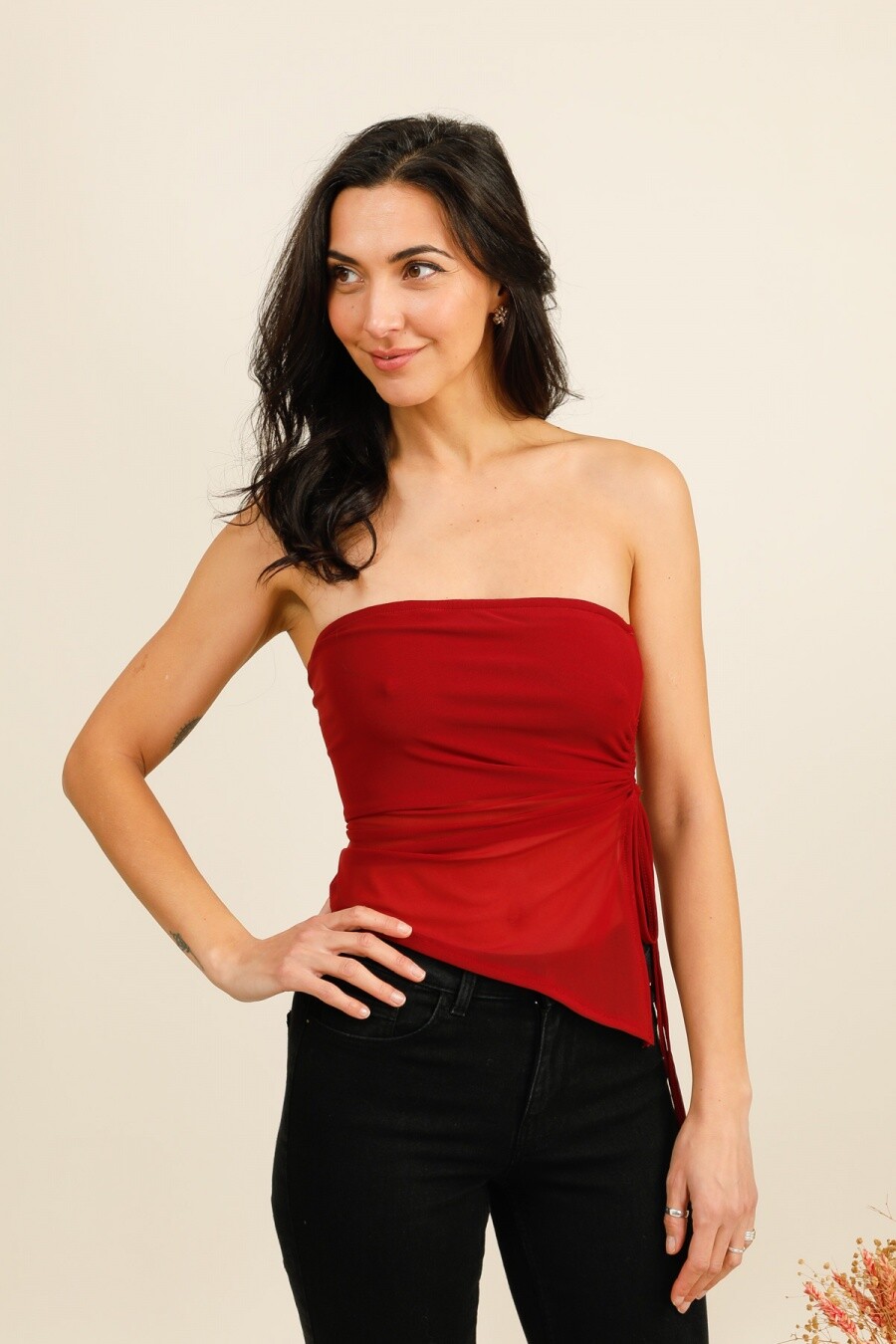 Ce top bustier en résille unie doublée allie féminité et modernité grâce à sa coupe ajustée et son drapé latéral qui souligne délicatement la taille. La résille stretch, entièrement doublée, offre un maintien confortable tout en créant un effet seconde peau élégant et épuré. Sa coupe asymétrique apporte une touche sophistiquée et donne du mouvement au modèle, idéal à porter avec un jean large, une jupe ajustée ou un pantalon habillé.