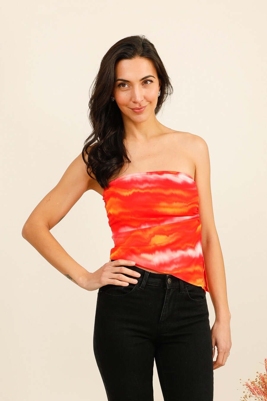 Ce top bustier en résille imprimée doublée séduit par sa coupe moderne et féminine. La résille stretch imprimée apporte un effet visuel dynamique et tendance, tandis que la doublure assure un maintien confortable et une belle tenue. Le drapé latéral met en valeur la silhouette en créant un effet cintré naturel, et la coupe asymétrique au bas donne du mouvement à la pièce, idéale pour composer des looks élégants et contemporains.