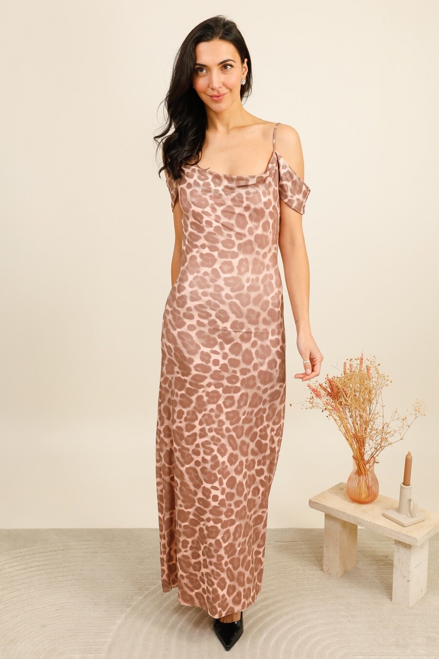 Cette robe longue en résille imprimée doublée offre une silhouette élégante et moderne, sublimée par un motif graphique qui apporte du caractère à la pièce. Le buste drapé met en valeur le décolleté, tandis que les bretelles fines associées aux manches tombantes créent une allure féminine et sensuelle. La résille imprimée stretch, entièrement doublée, assure un tombé fluide et confortable tout en épousant joliment les formes. Le dos dégagé ajoute une touche raffinée qui équilibre parfaitement la coupe longue et près du corps.