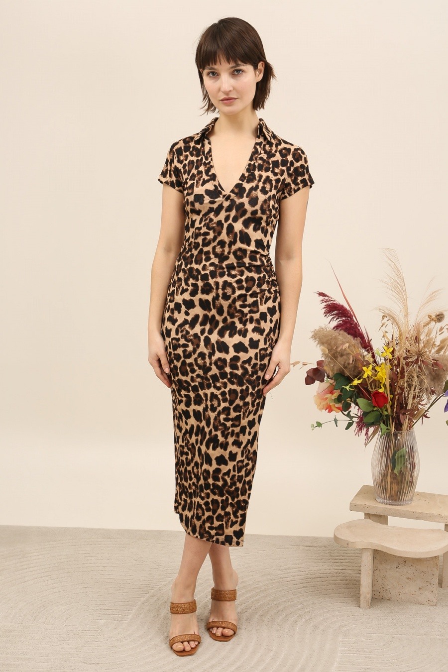 Mayorista Van Der Rock - Vestido midi ajustado con estampado de leopardo, cuello abierto y mangas cortas