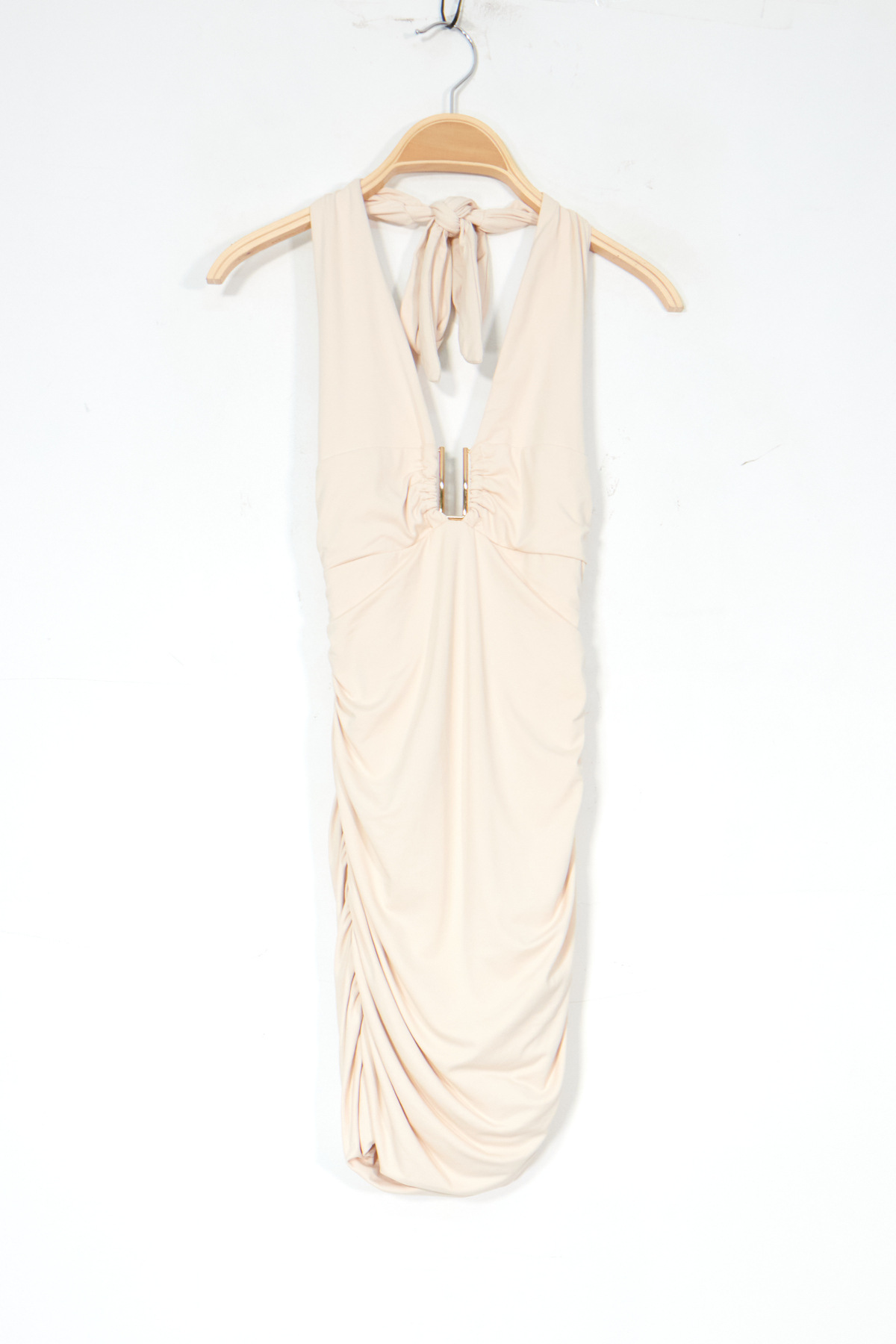 Bodycon dress with stretch and shaping fabric, fully lined for perfect support. The tie-back halter enhances the silhouette while the ruching throughout the dress elegantly sculpts the curves.

Its plunging neckline adorned with a central detail adds a sensual and refined touch. A glamorous piece ideal for an evening out or a summer event.