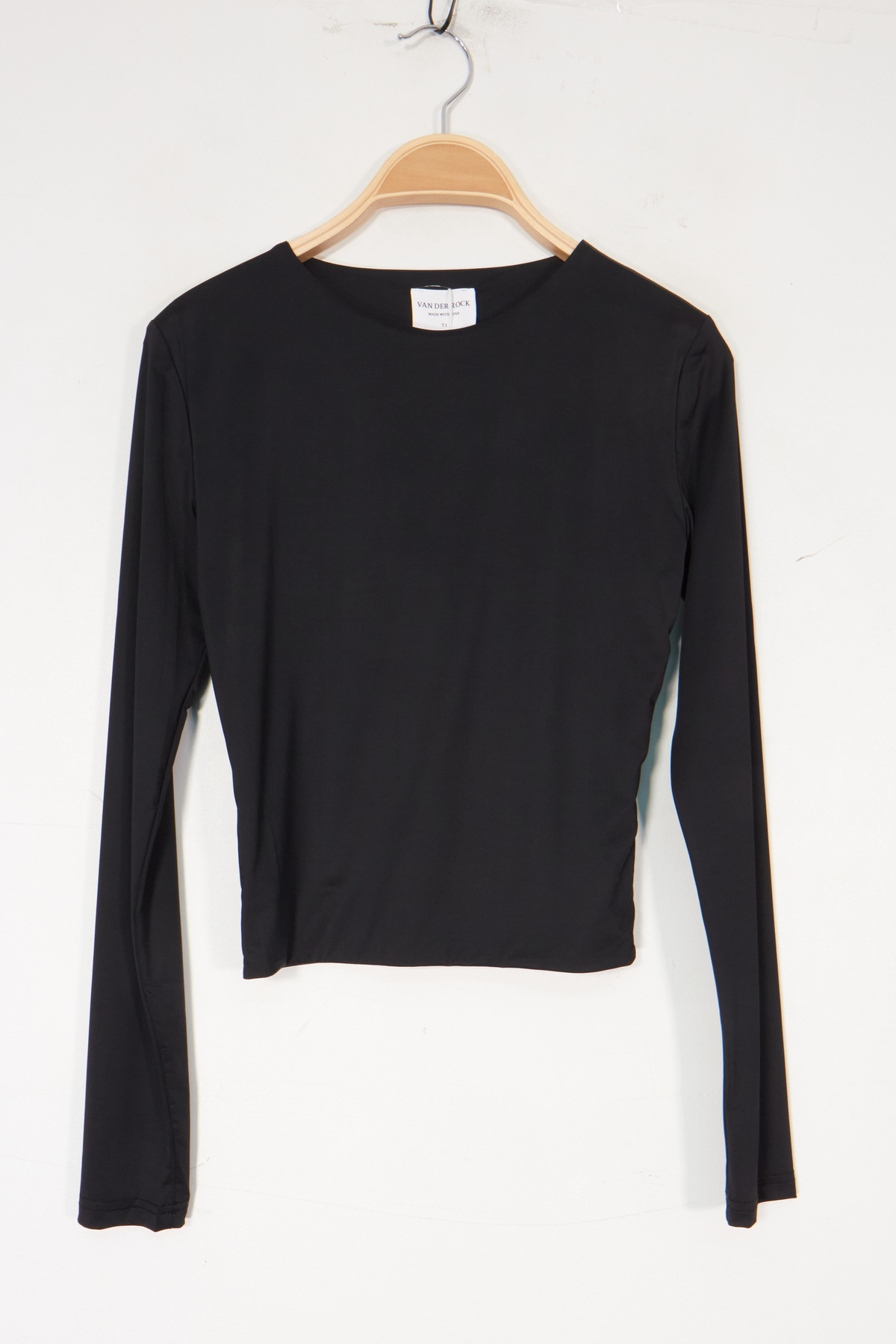 Fitted T-shirt crafted from a fine, soft, and stretchy jersey with a smooth and slightly satin finish. The body is fully lined, ensuring beautiful opacity and a crisp drape, while the collar and sleeves remain unlined for added lightness.

Its invisible seams provide a neat and refined finish, highlighting the fluidity of the design. With its classic round neck and second-skin fit, this T-shirt combines minimalist elegance with absolute comfort, perfect to wear alone or layered under a jacket.