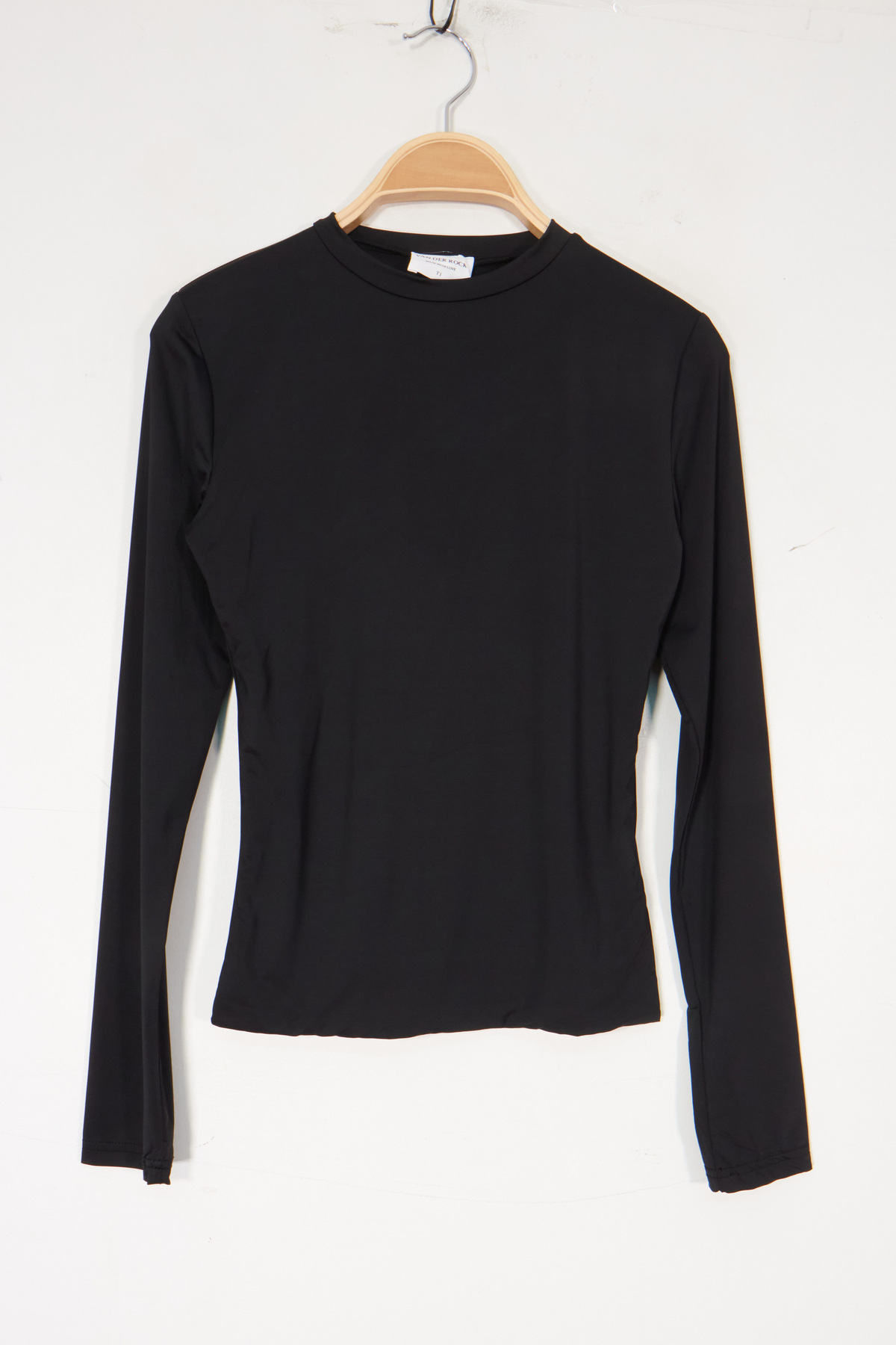 Fitted t-shirt crafted from a fine, stretchy jersey with a soft, slightly satin-like feel. The body is fully lined, ensuring great opacity and an elegant fit, while the sleeves remain unlined for lightness and comfort.

Its tailored cut highlights the silhouette without restricting it, and its classic round neck gives it a simple yet modern look. Easy to pair, it can be worn with both dress pants and jeans for a chic and minimalist style.