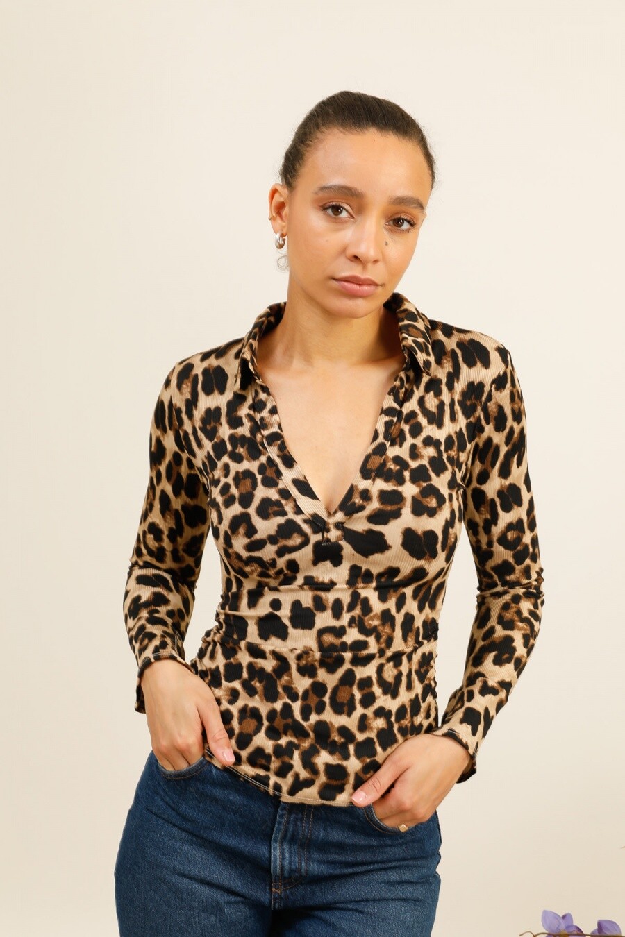 Fitted top with a shirt collar and a plunging crossover neckline, for a feminine and confident look. The ribbed effect stretch fabric hugs the figure and enhances curves while ensuring optimal comfort.

The slightly slit long sleeves add a sophisticated and original touch. A bold and elegant model, perfect for creating a chic and alluring look, both day and night.