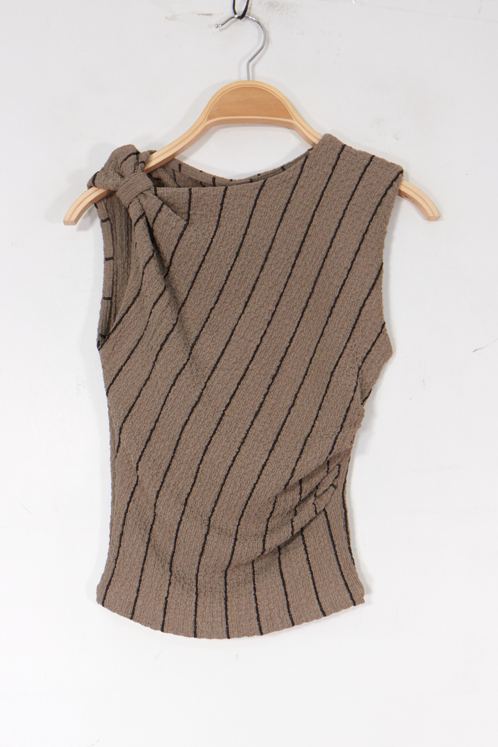 Großhändler Van Der Rock - Ärmelloses gestreiftes Stricktop mit strukturierter Oberfläche und Schulterknoten-Detail