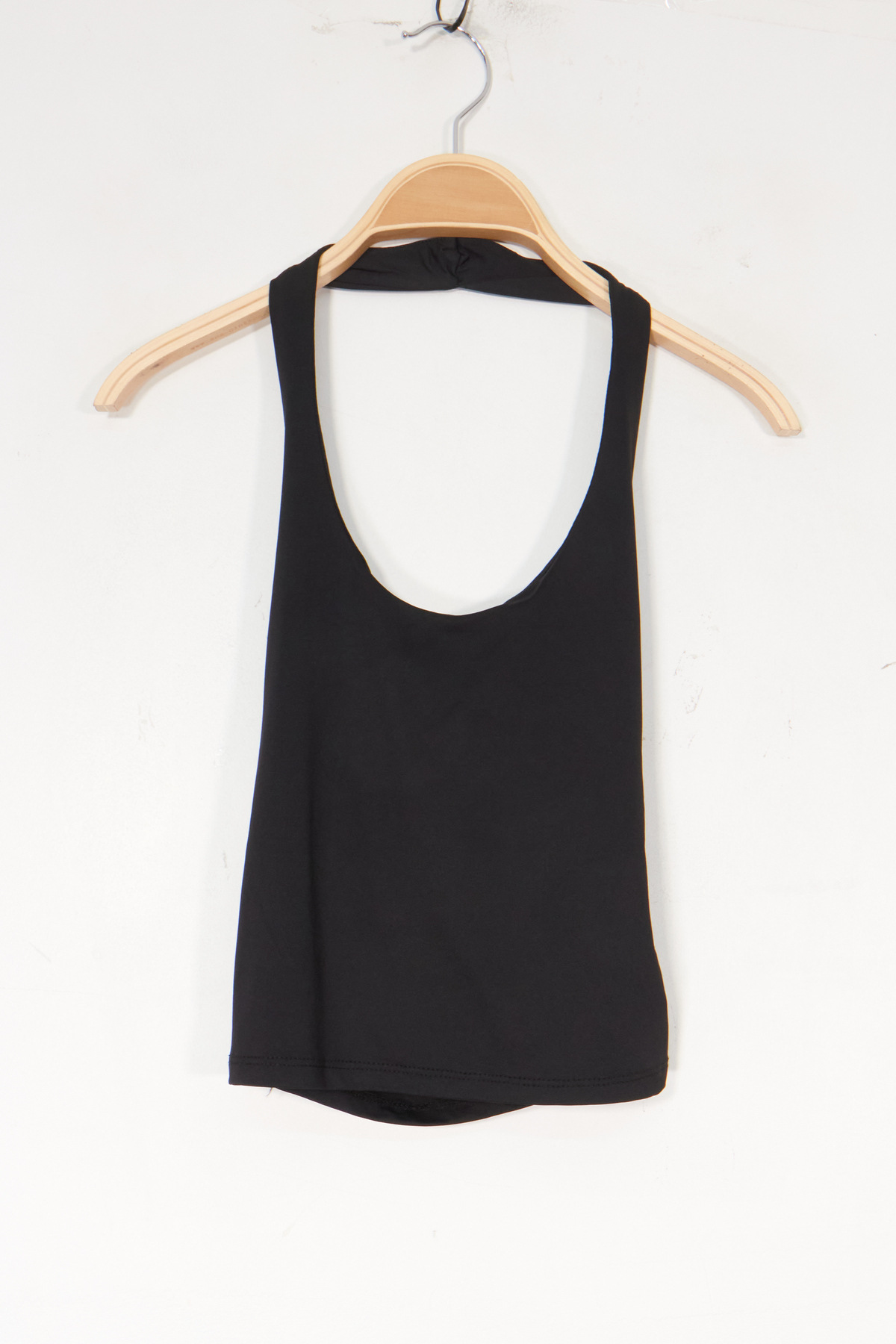 Fitted top with a scoop neckline and open back, crafted from a fine, stretchy jersey with a soft and slightly silky touch. Its fluid material hugs the curves while remaining light and breathable, perfect for the summer season.

The design with wide straps that meet behind the neck elegantly highlights the shoulders and back. This minimalist and feminine model pairs easily with high-waisted jeans or a flowing skirt for a look that's both chic and casual.