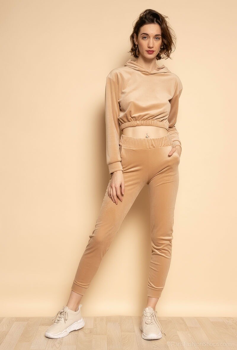 Lightweight and breathable, this women's jogging set, made in France, combines 92% polyester and 8% elastane, ideal for spring.