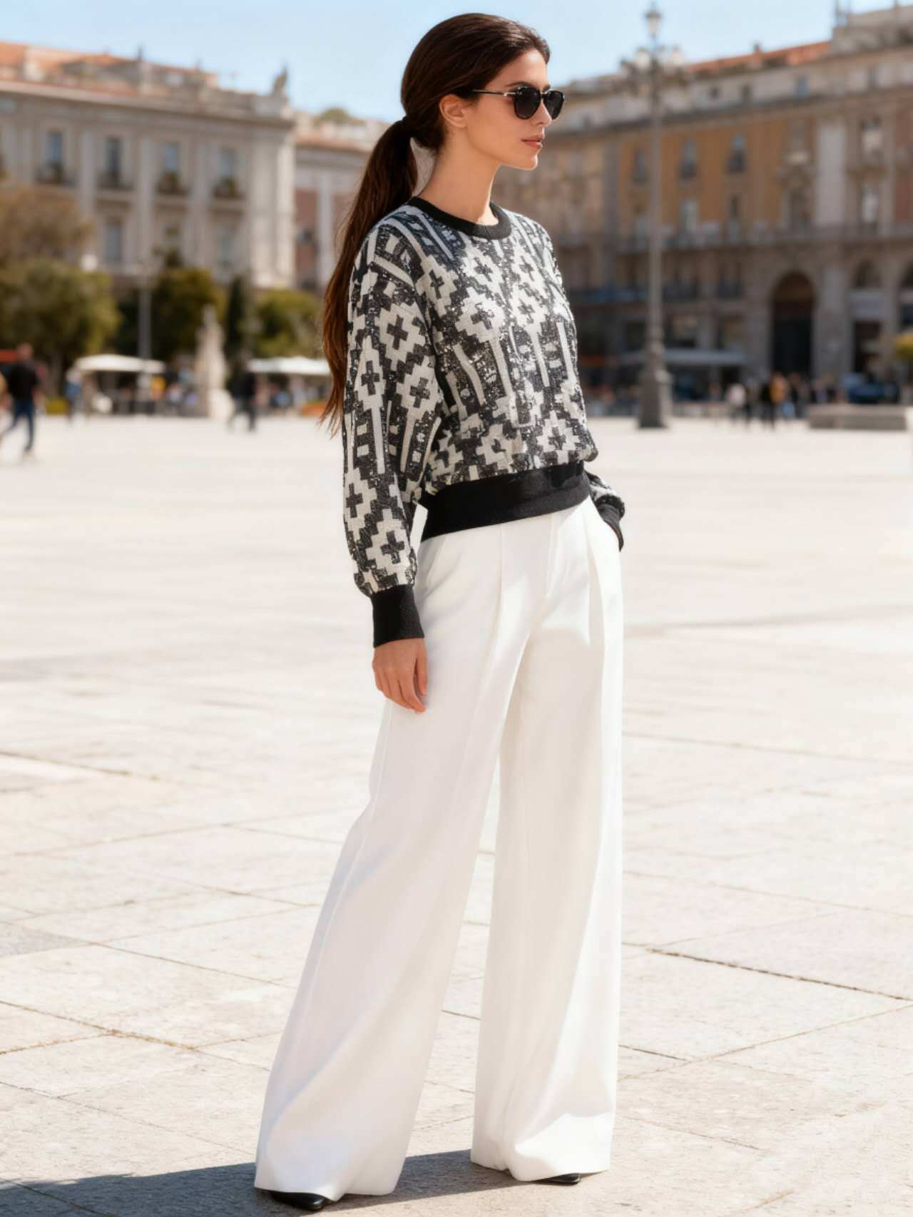 Wholesaler Vanis - CREW NECK, WITH EMBROIDERED SEQUINS