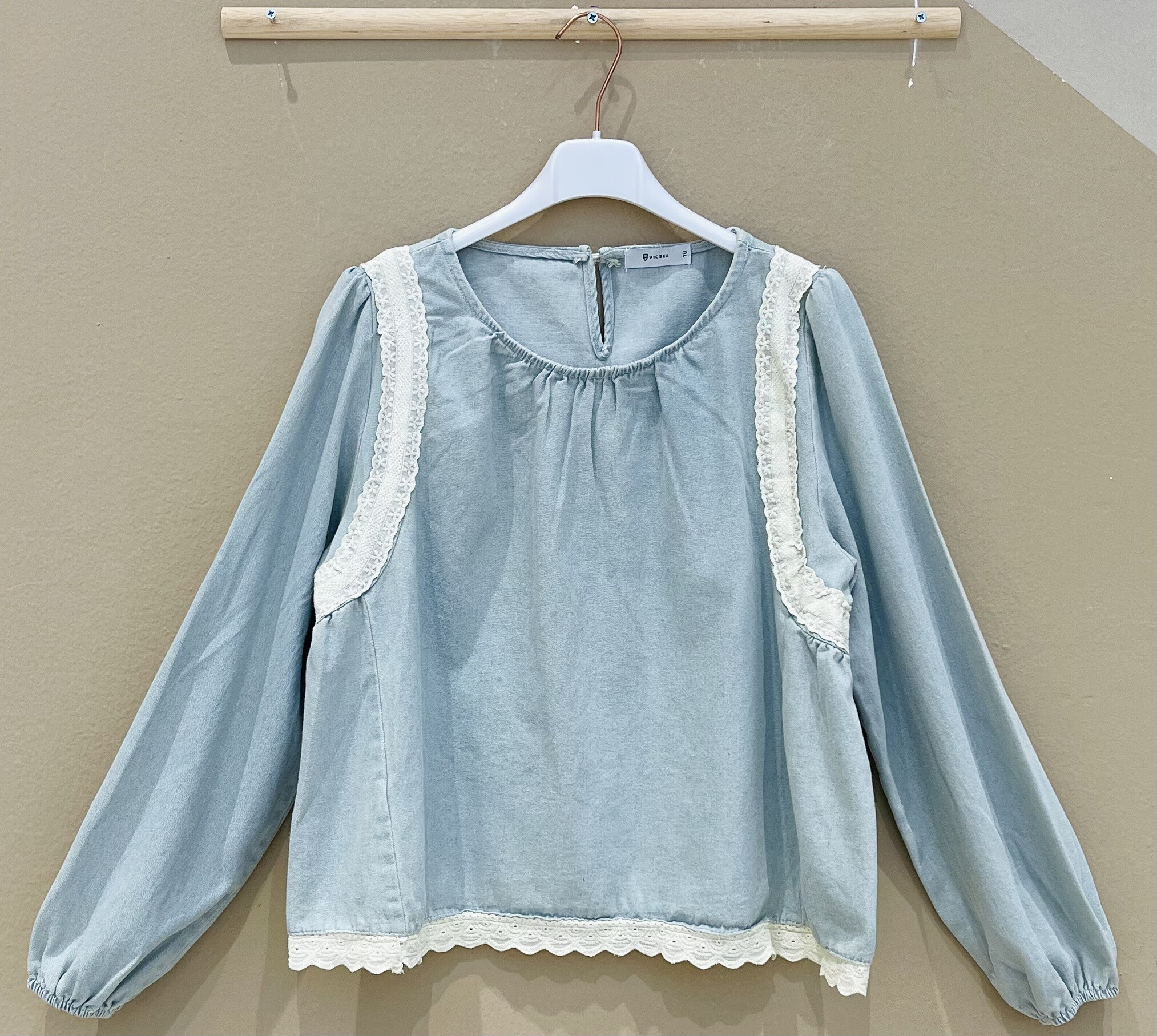 Grossiste VICBEE - Chemises Botton avec inserts en dentelle en coton.