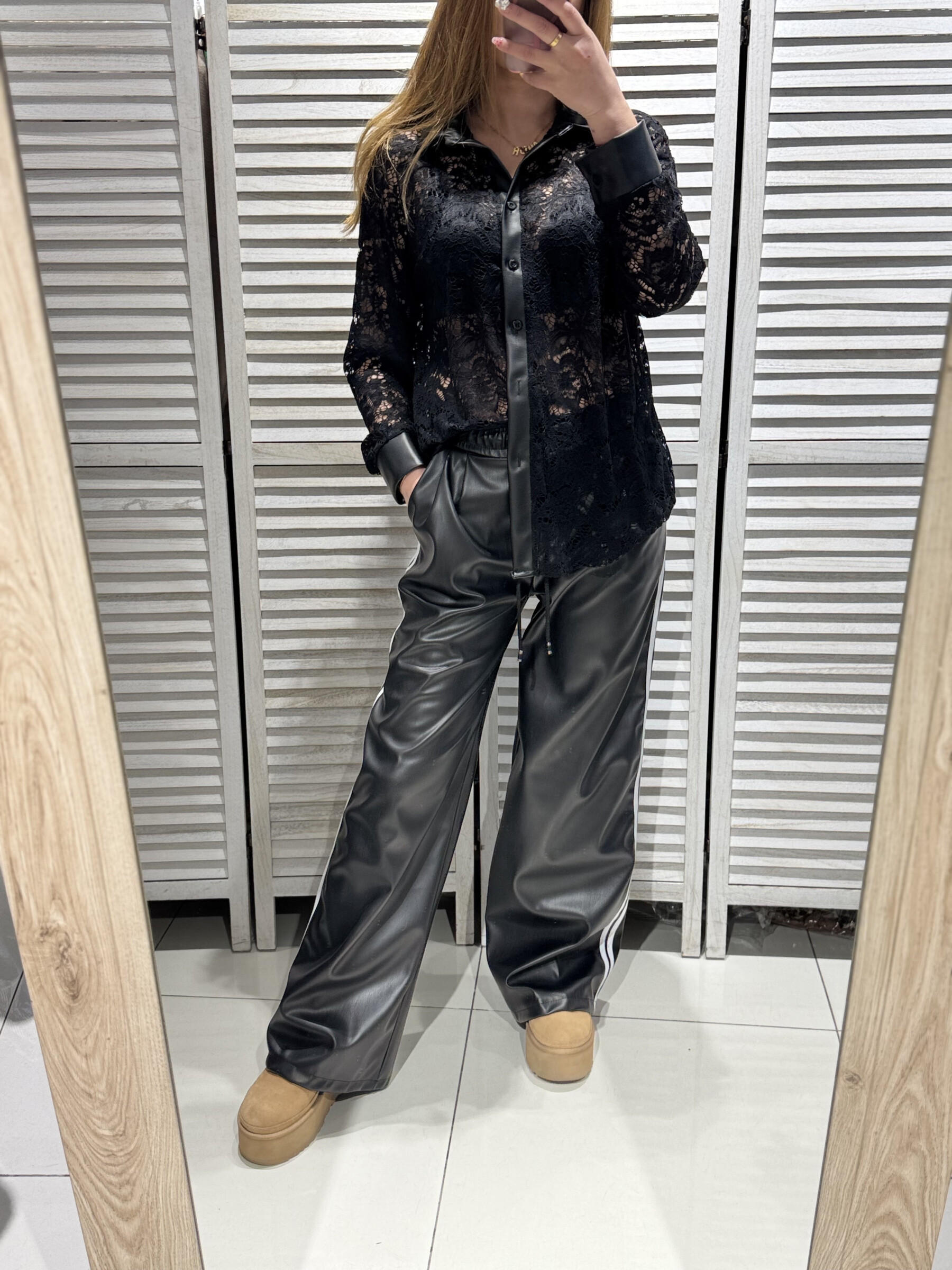Grossiste Victoria & Isaac - Pantalon jogging en simili effet cuir bandes côtés