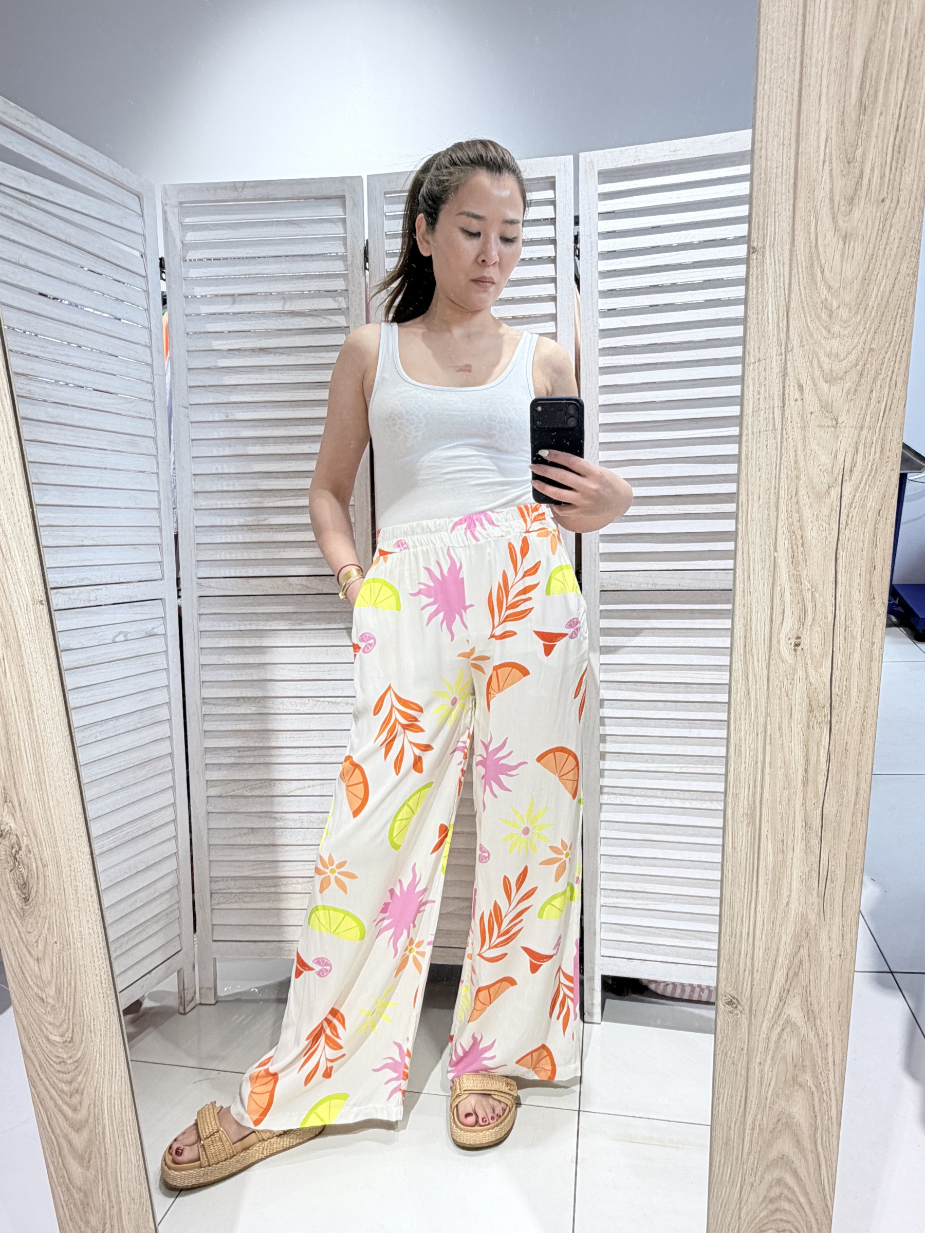 Wholesaler Victoria & Isaac - Floral and fruit print trousers