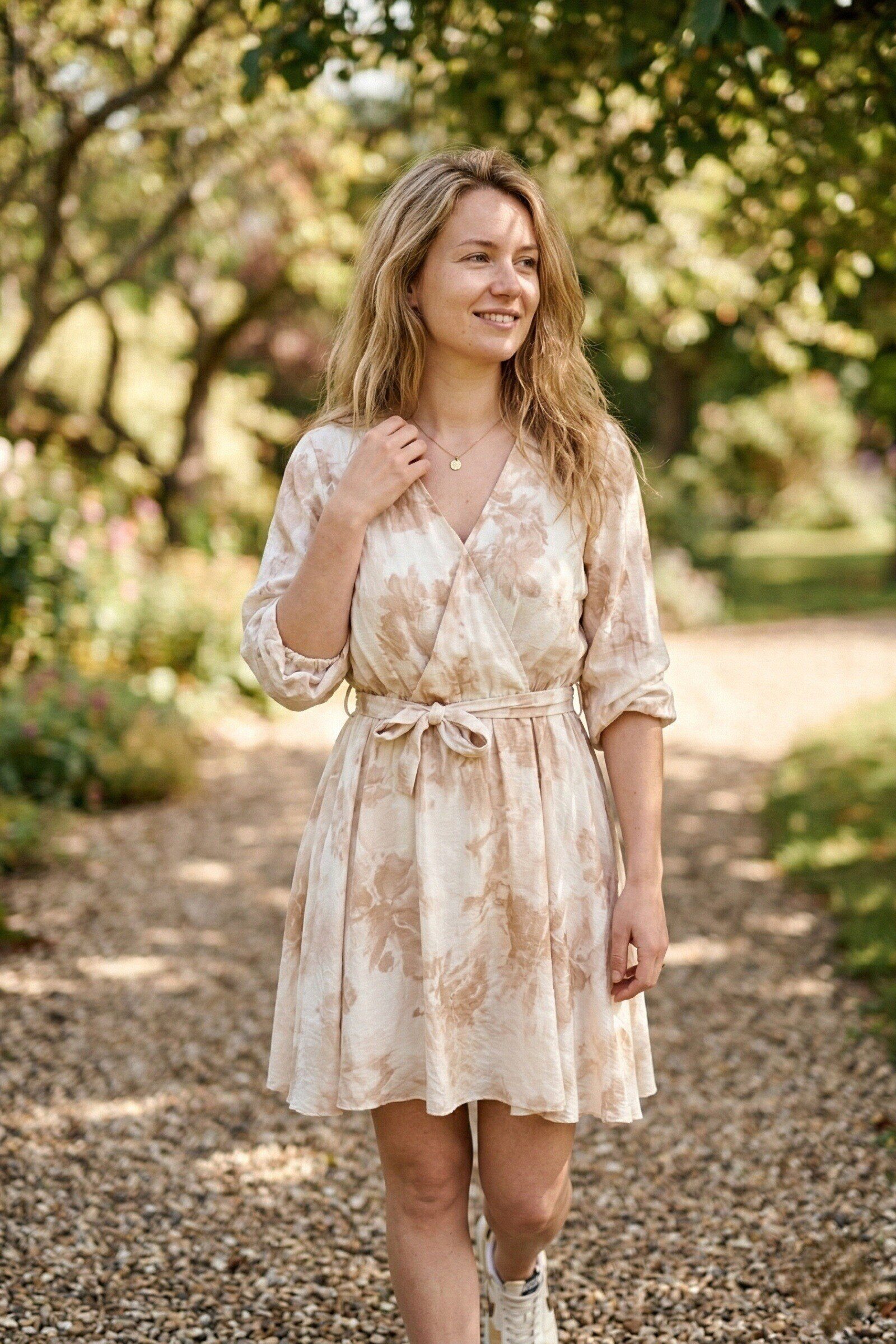Wholesaler Victoria & Isaac - Flowy printed dress with belt