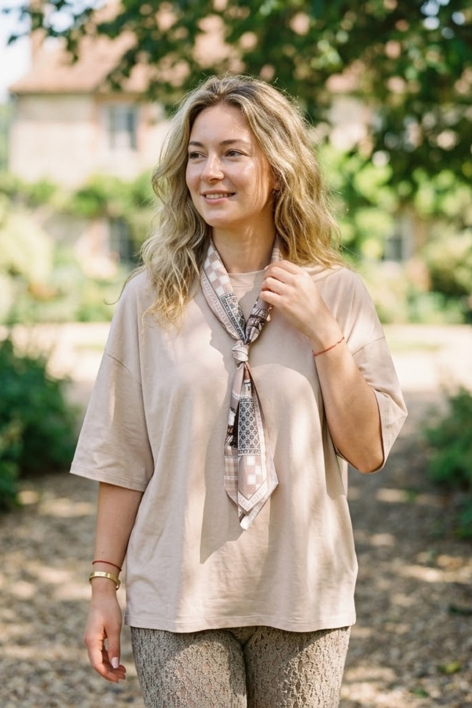 Wholesaler Victoria & Isaac - T-shirt with printed scarf