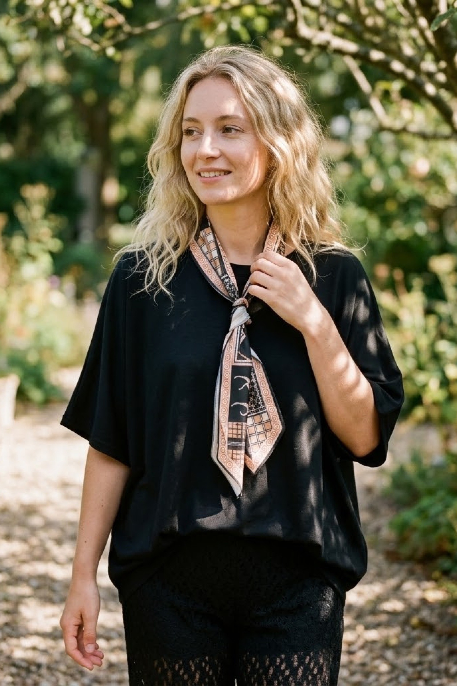 Wholesaler Victoria & Isaac - Short-sleeve T-shirt and scarf