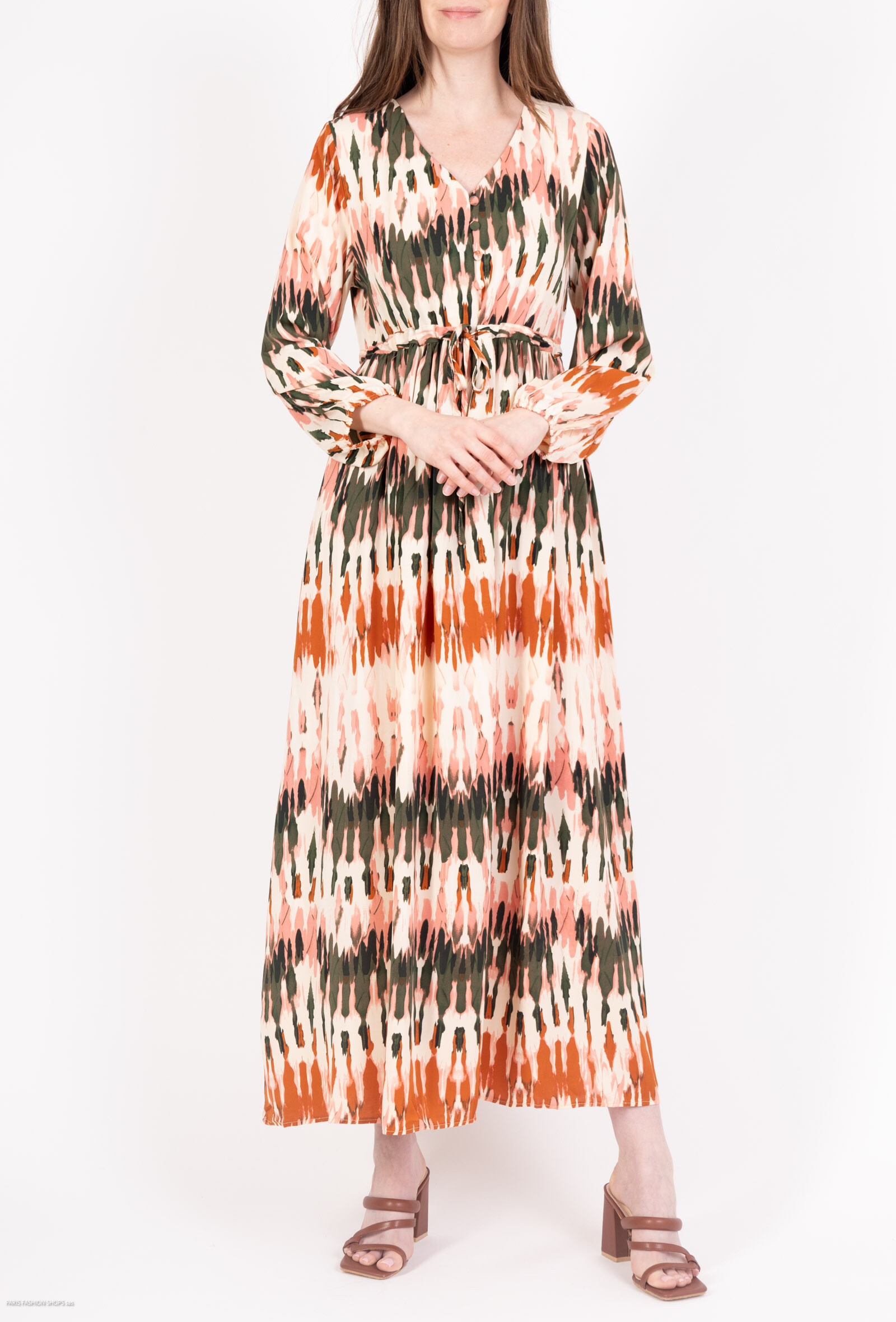 Light spring/summer dress, ideal for the season, 65% polyester, 35% viscose, made in China.