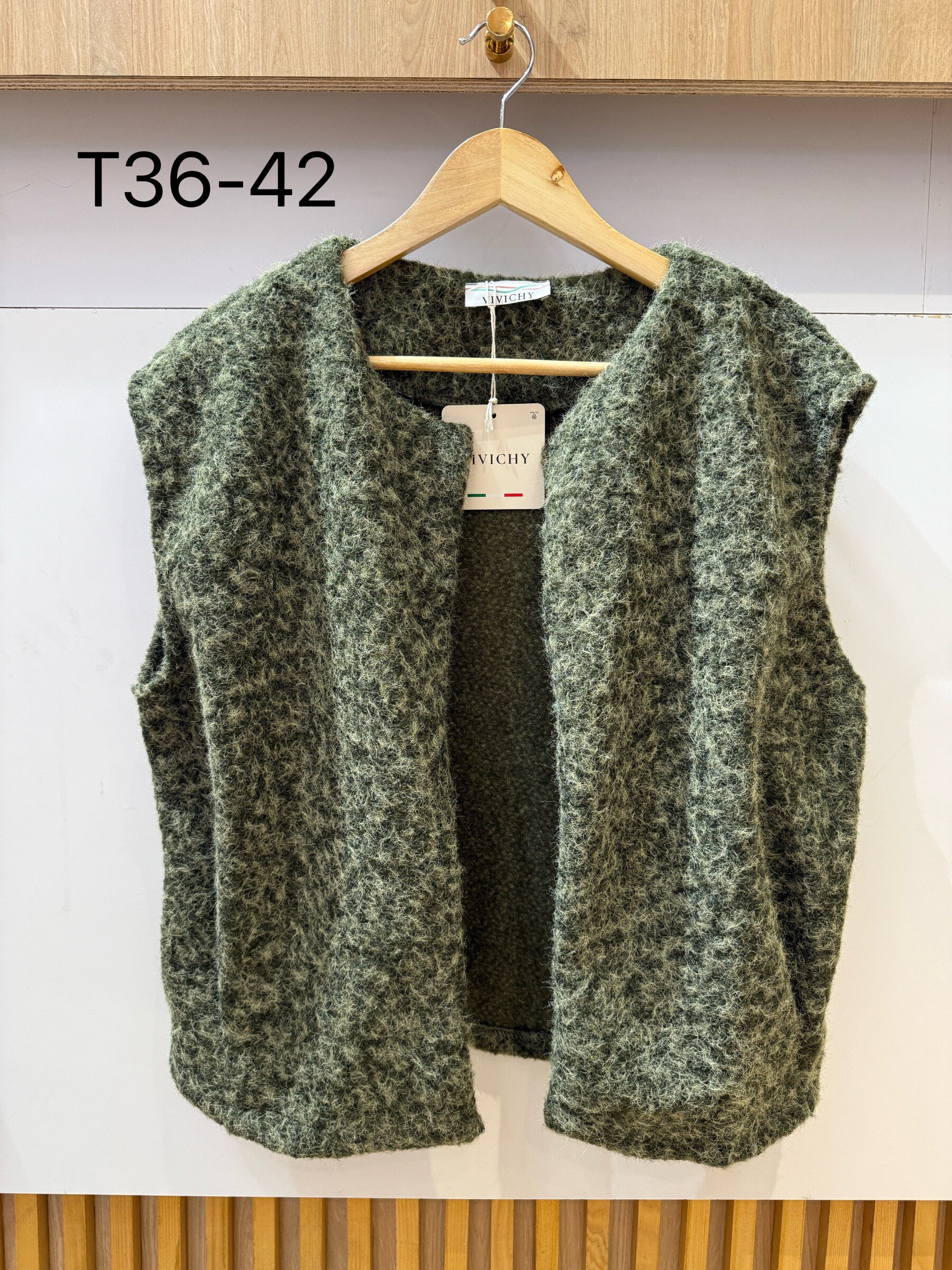 Gilet sans manches élégant pour femme, 100% polyester, idéal pour l'automne. Fabriqué en Italie, parfaite addition à votre garde-robe hivernale.