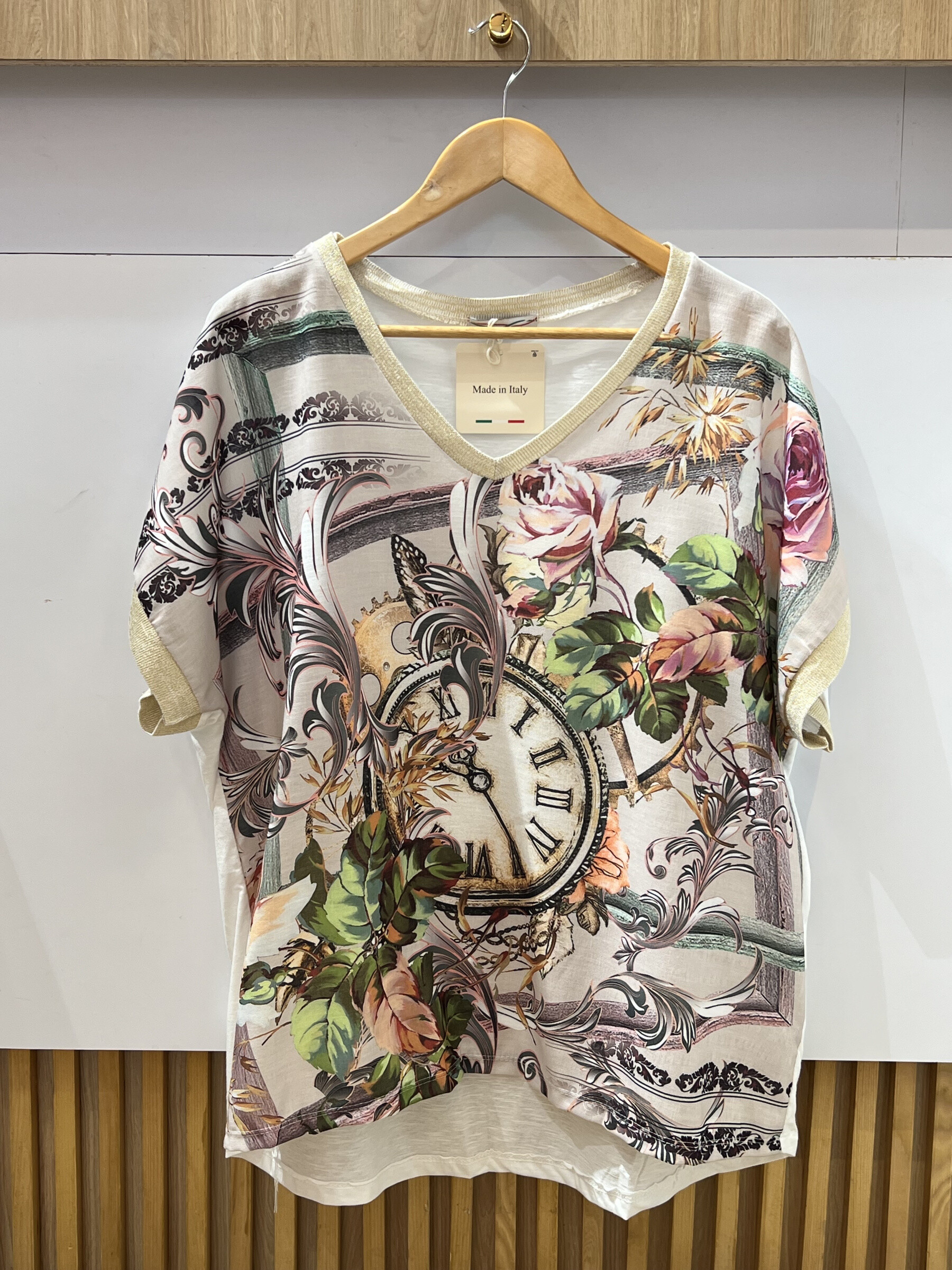 Wholesaler VIVICHY - Golden V-neck t-shirt. With large print