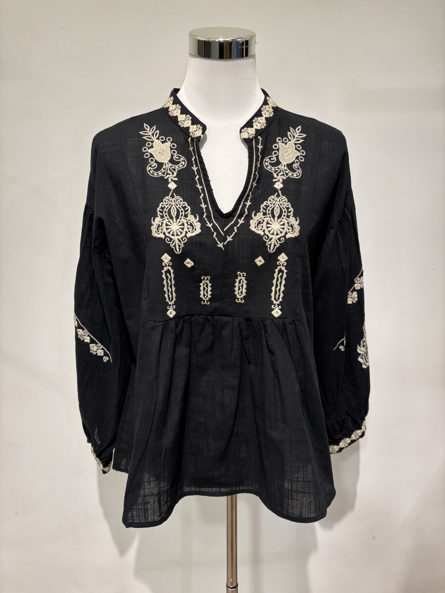 Wholesaler Voyelles - embroidered blouse