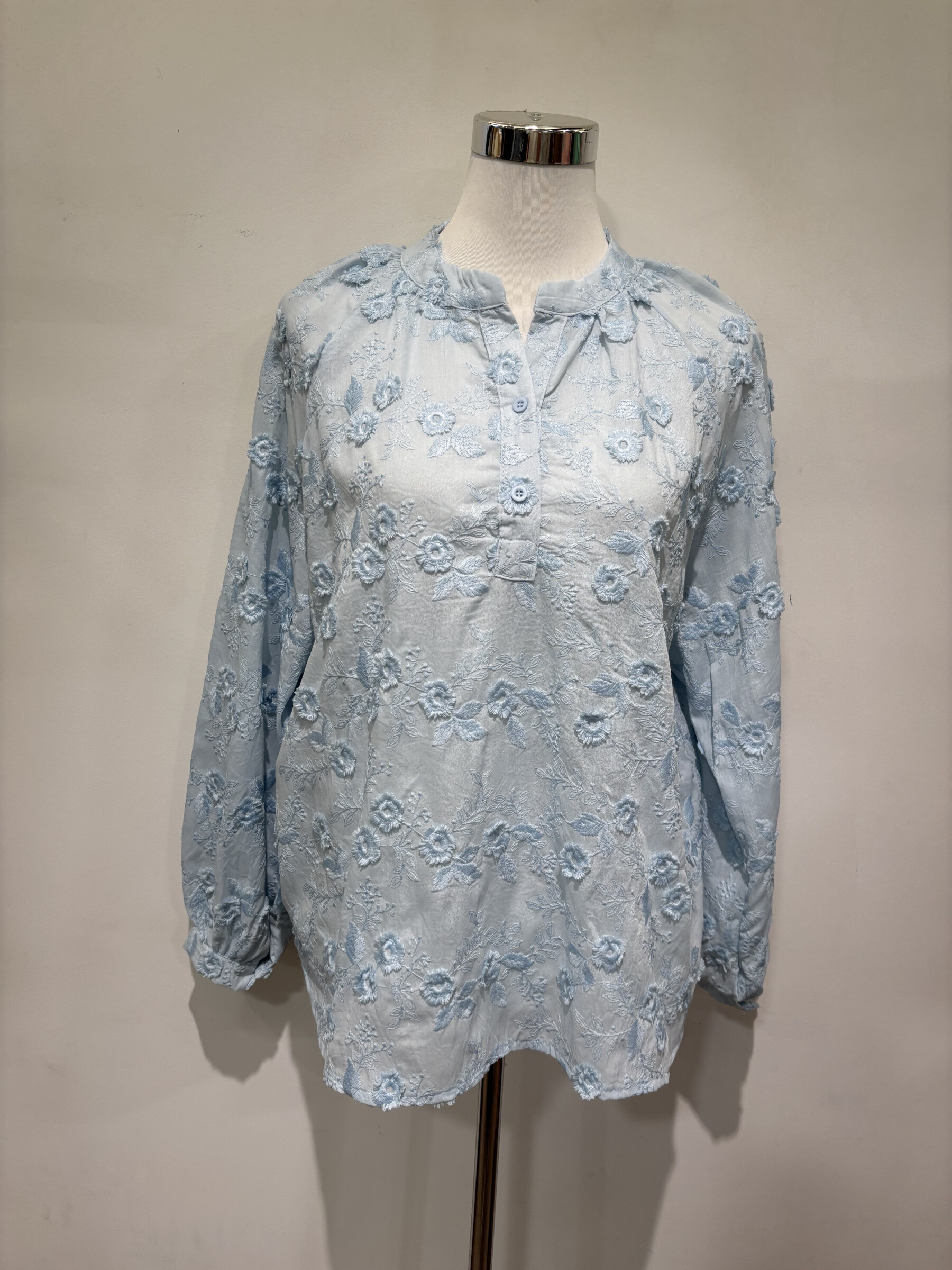 Grossiste Voyelles - blouse brodée