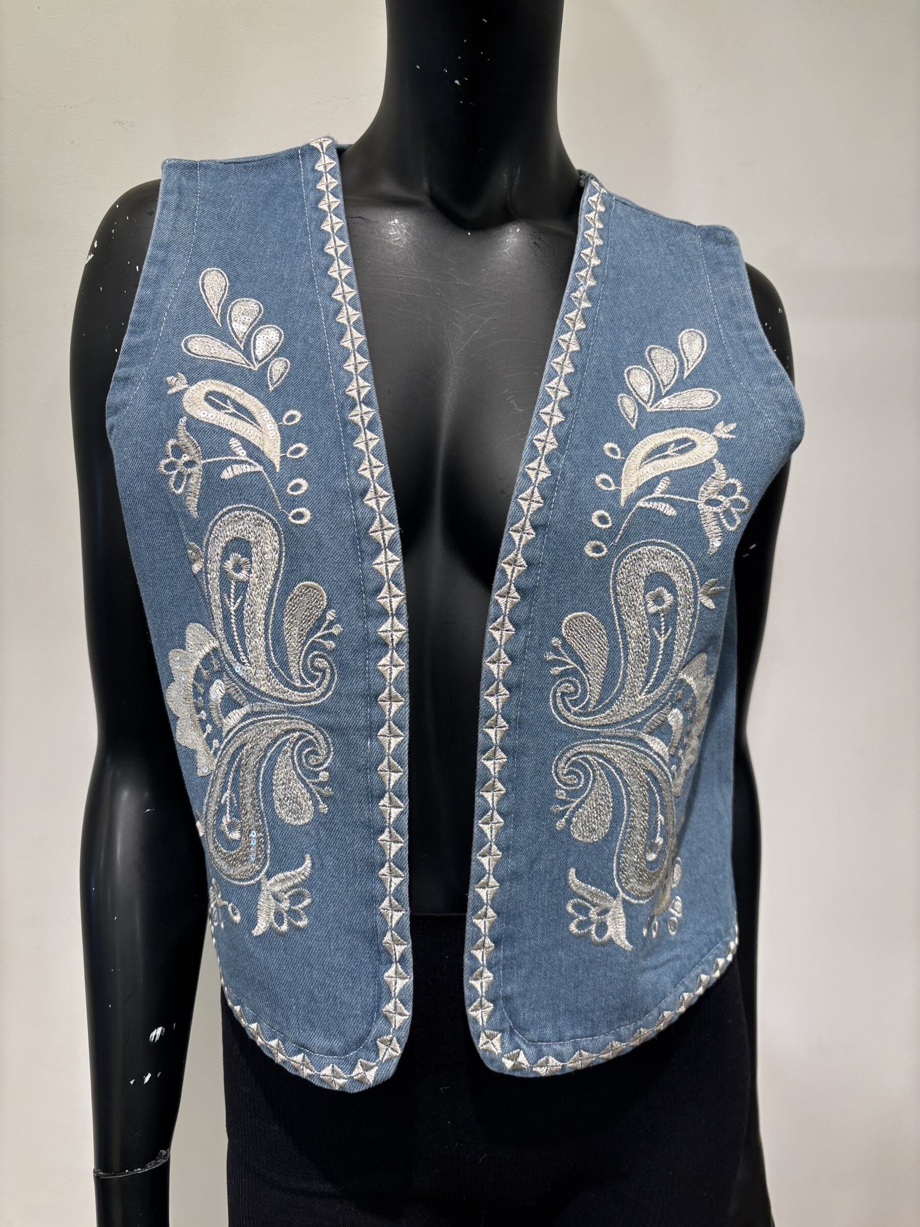 Wholesaler Voyelles - embroidered vest