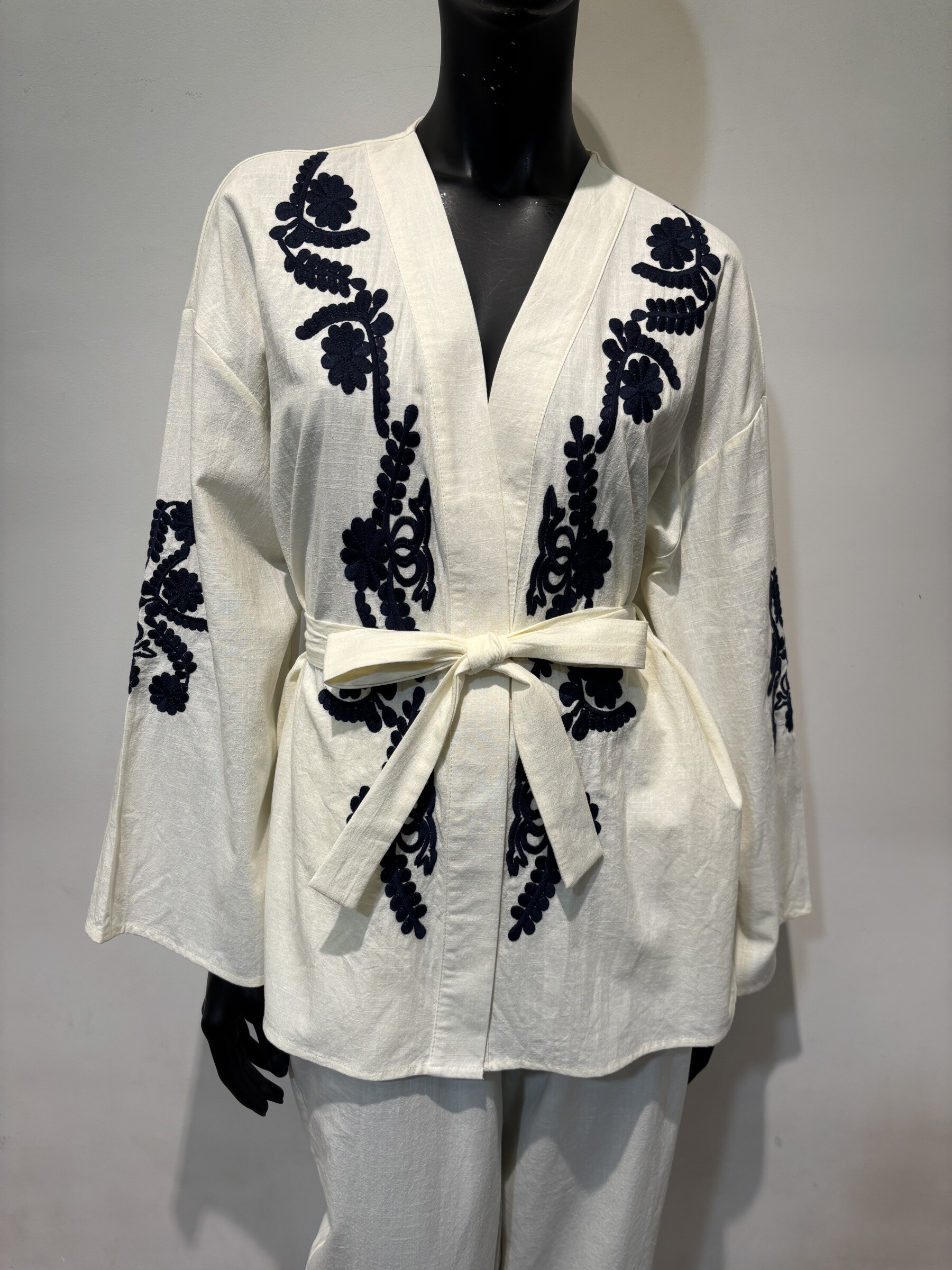 Wholesaler Voyelles - Embroidered vest with belt