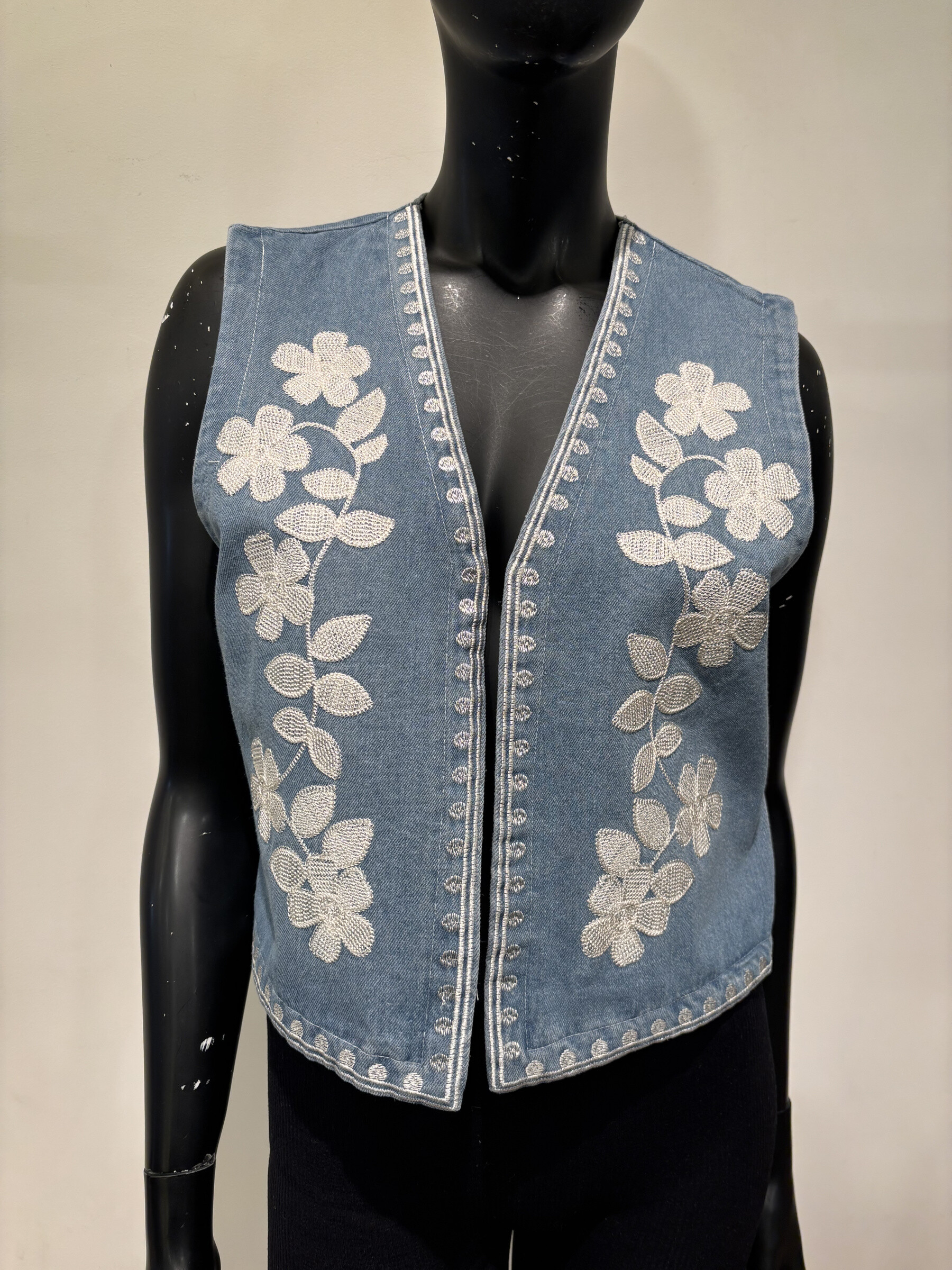 Wholesaler Voyelles - embroidered vest