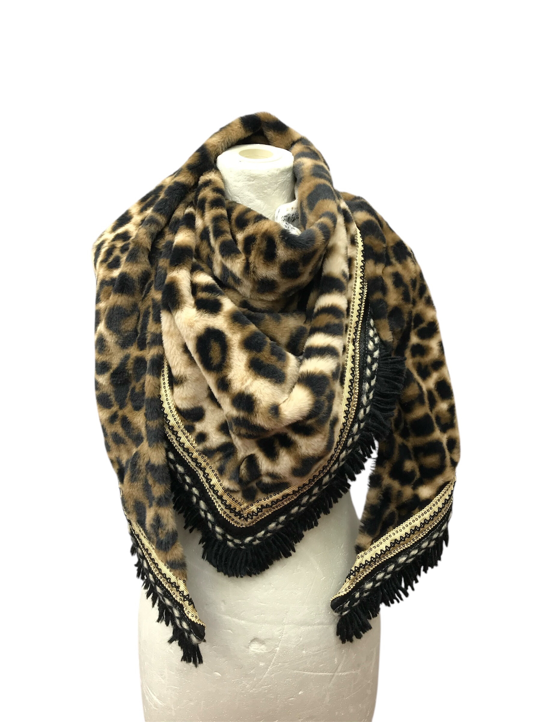 Wholesaler VS PLUS - Large Triangle Faux Fur Leopard Pattern Scarf