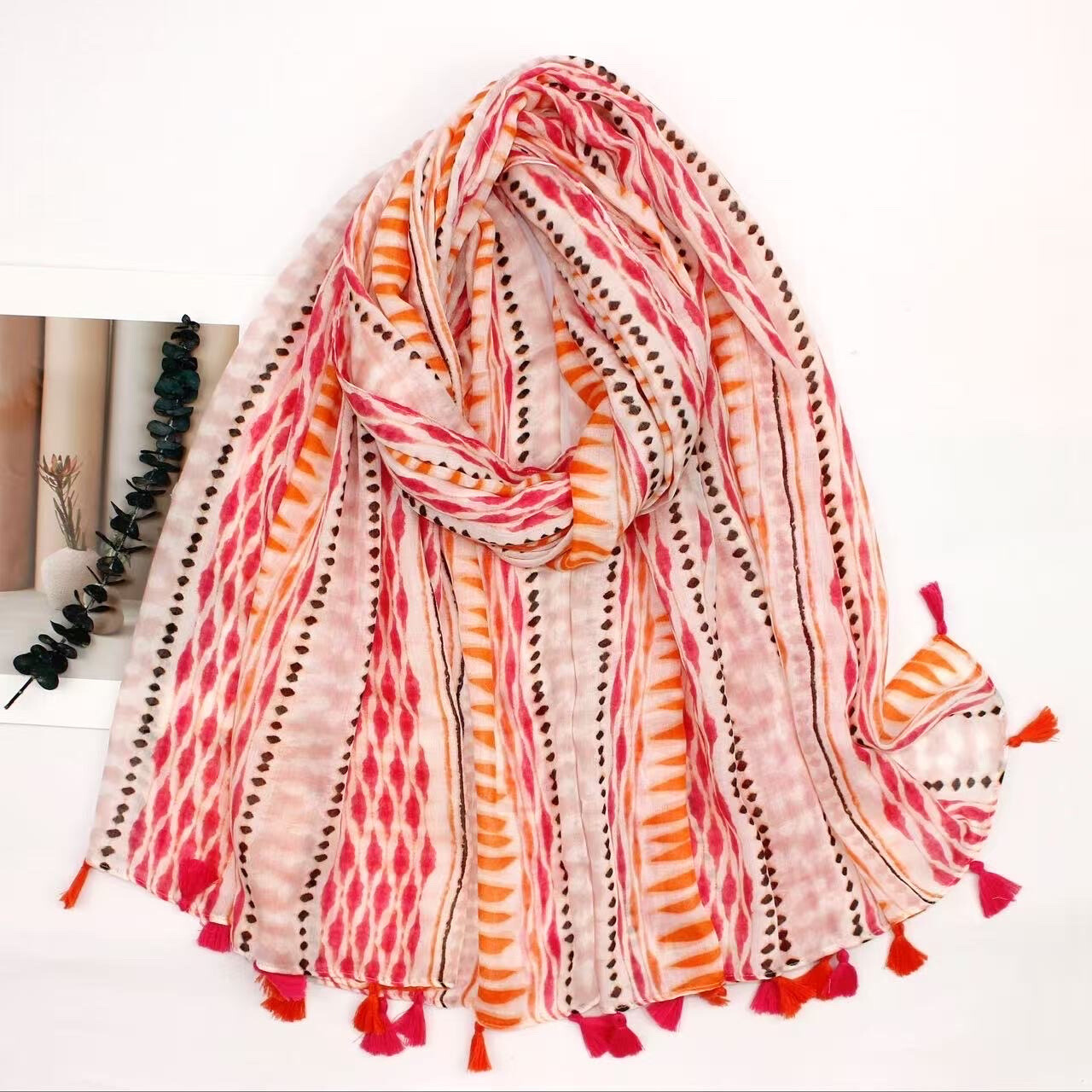 Wholesaler VS PLUS - Geometric pattern printed scarf with pompoms