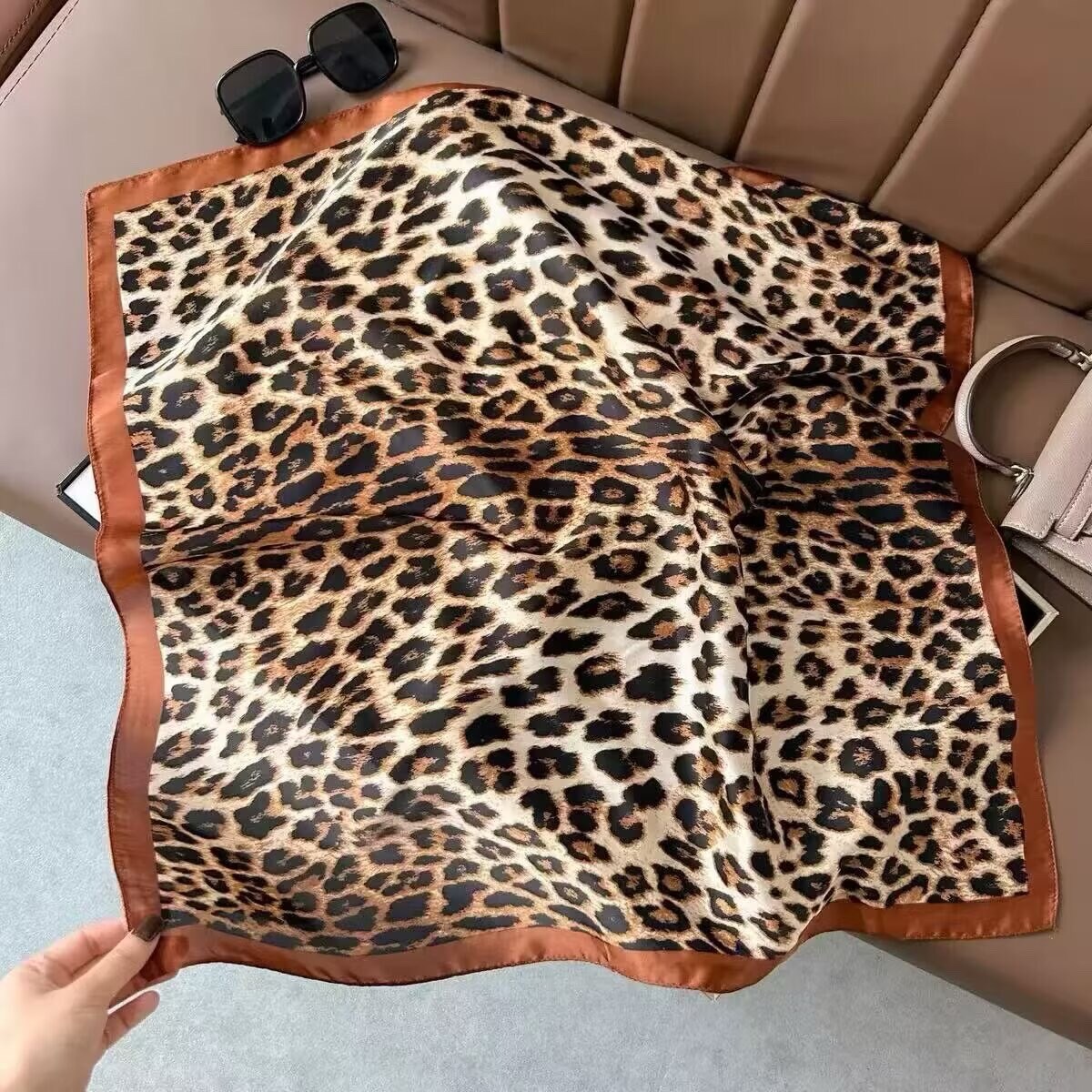 Mayorista VS PLUS - pequeño pañuelo efecto seda de otoño con estampado de leopardo