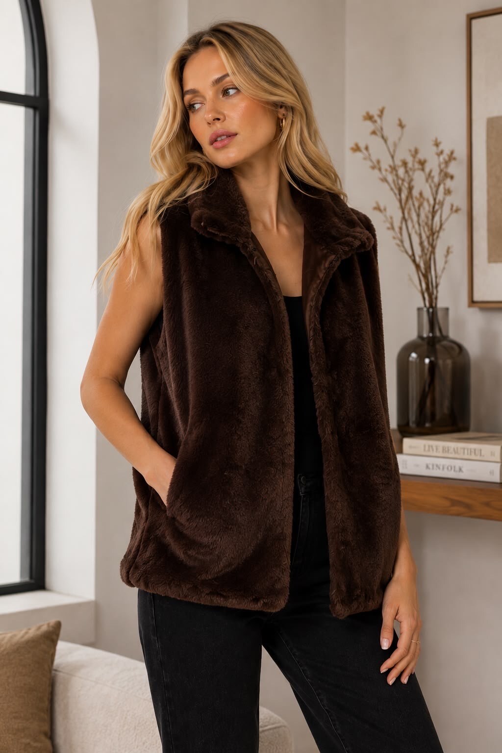 Grossista VS PLUS - Gilet corto in pelliccia sintetica con collo alto.