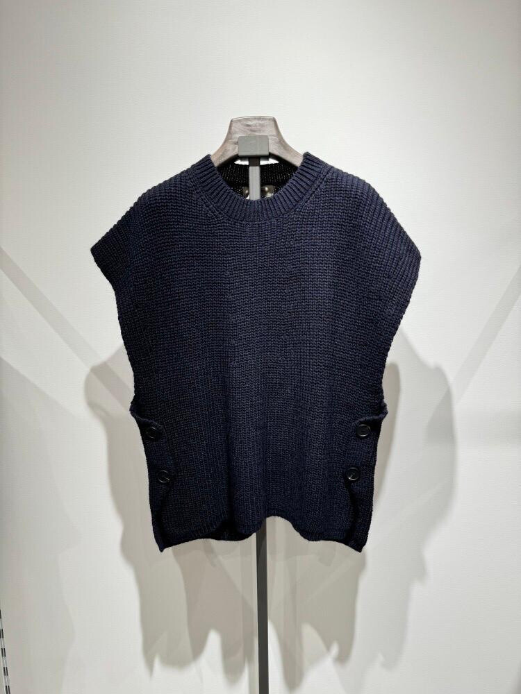 Wholesaler W Studio - Sleeveless Knit Sweater with Buttons