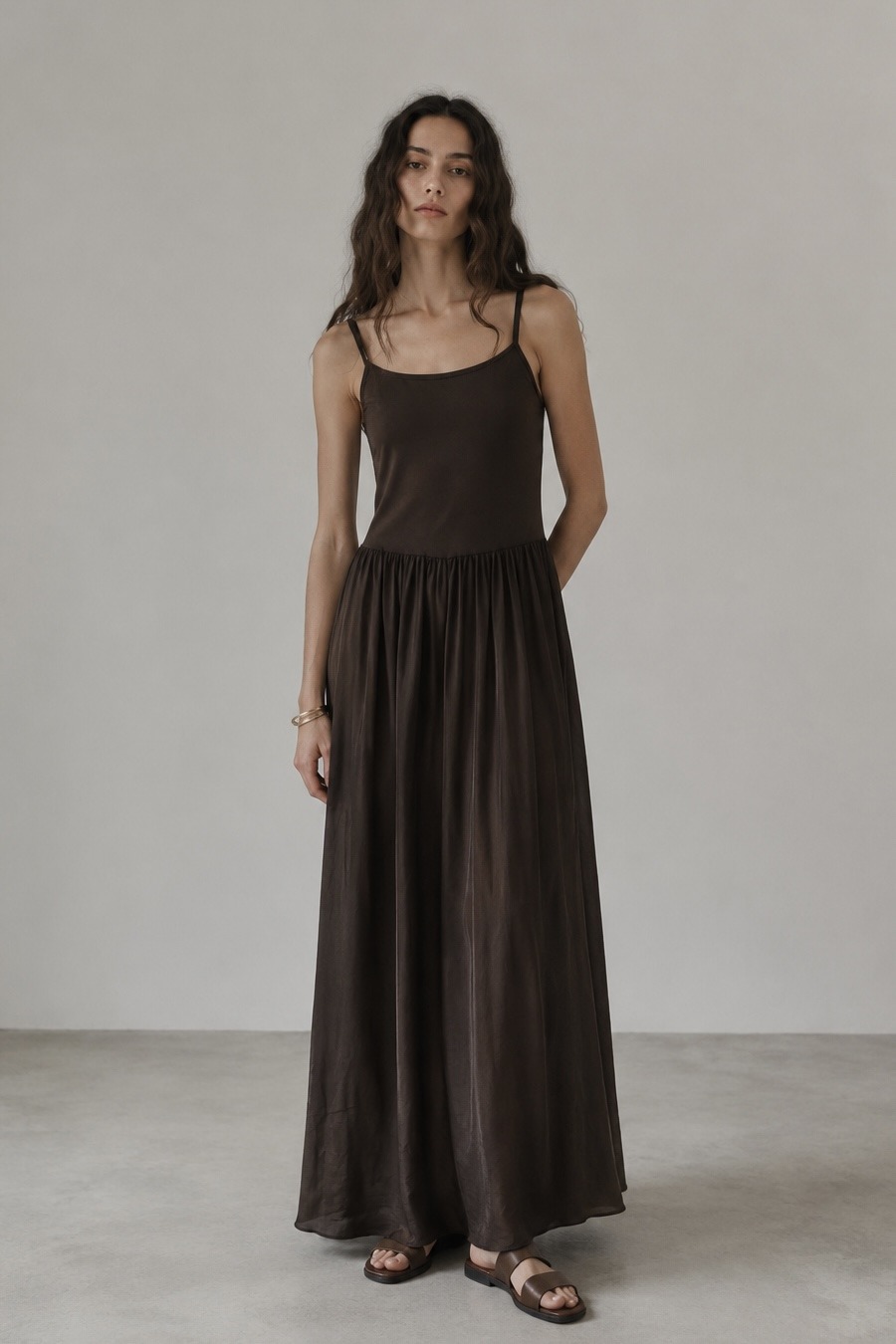 Mayorista WAY WAY SRL - VESTIDO LARGO CON TIRANTES AJUSTABLES EN JERSEY Y SATÉN