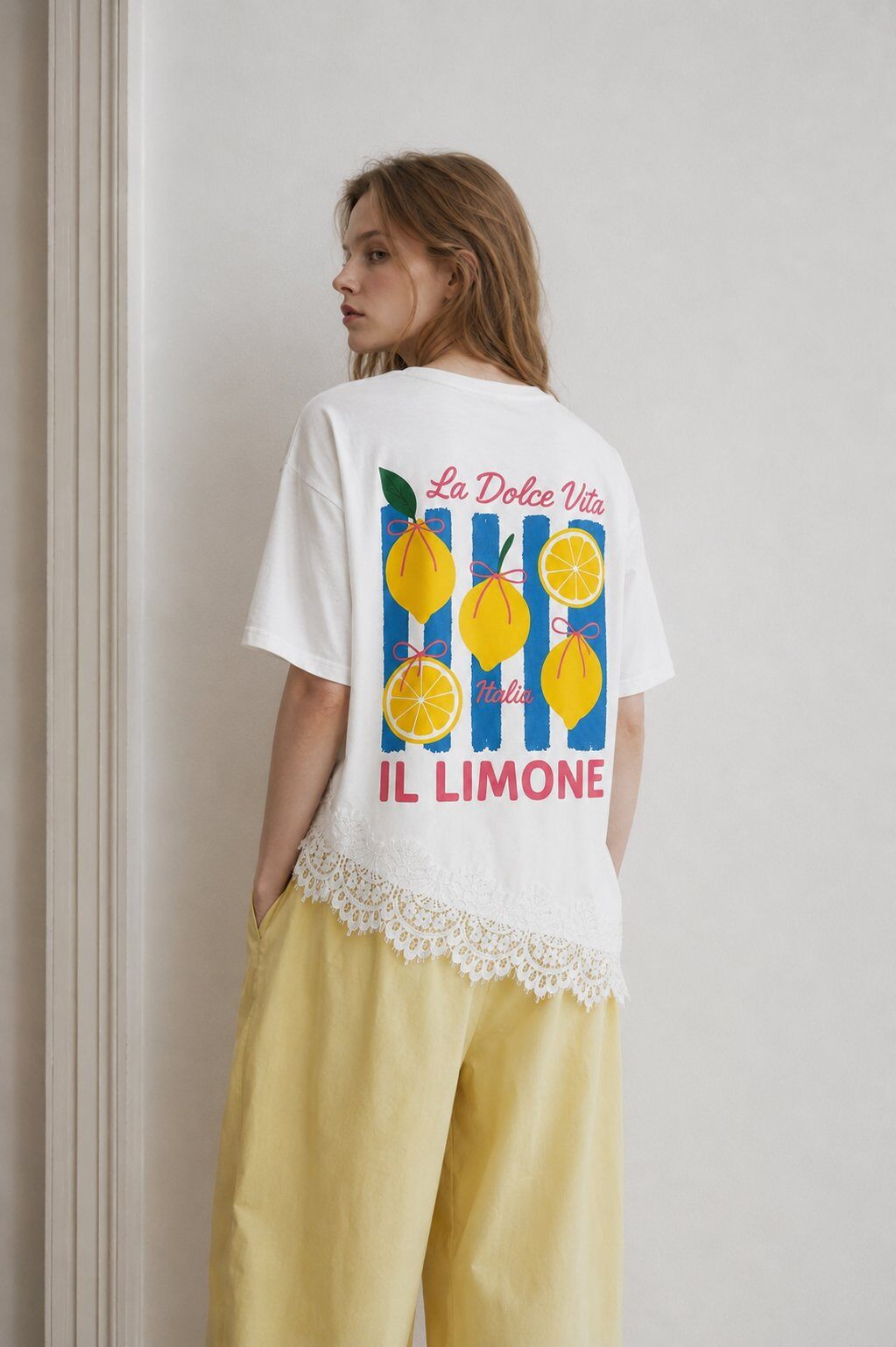 Mayorista WAY WAY SRL - CAMISETA DE ALGODÓN CON ESTAMPADO DE LIMONES EL LIMÓN Y ENCAJE ASIMÉTRICO