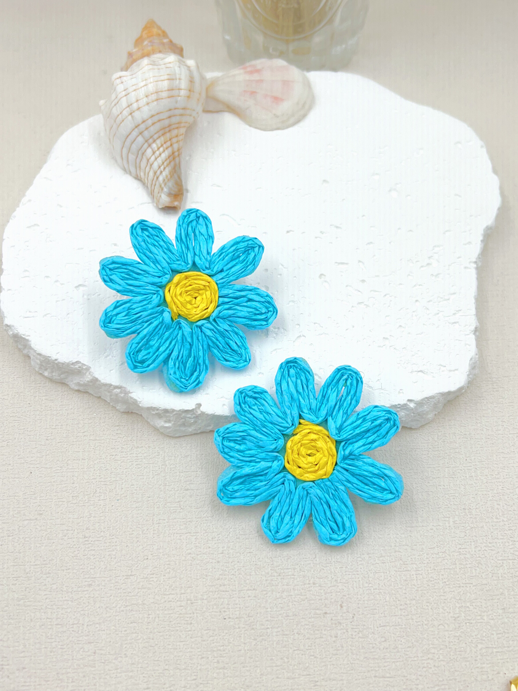 Grossiste WEC Bijoux - BOUCLES D'OREILLES FLEUR EN RAPHIA AVEC POINT EN ACIER INOXYDABLE