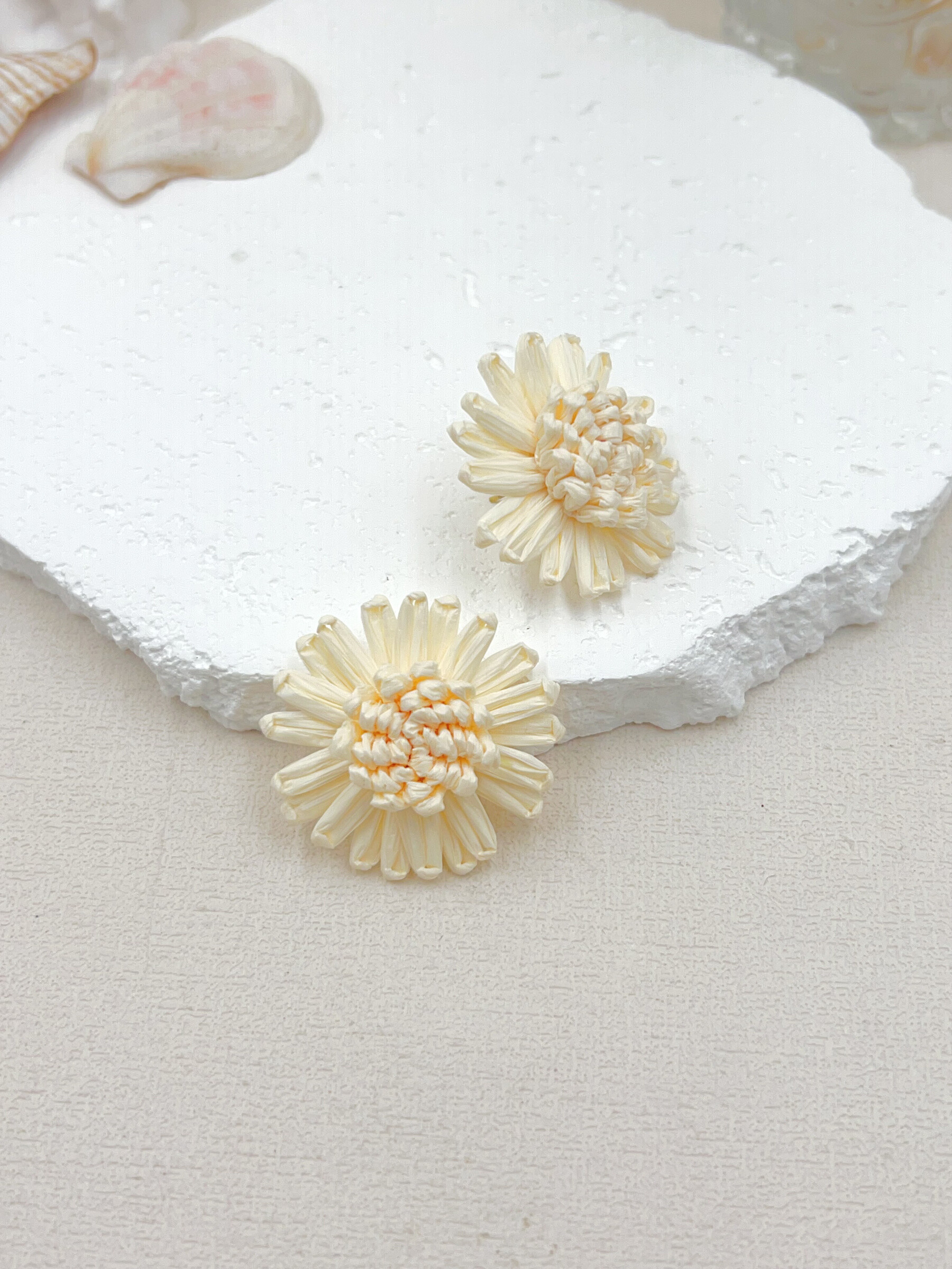 Grossiste WEC Bijoux - BOUCLES D'OREILLES FLEUR EN RAPHIA AVEC POINT EN ACIER INOXYDABLE