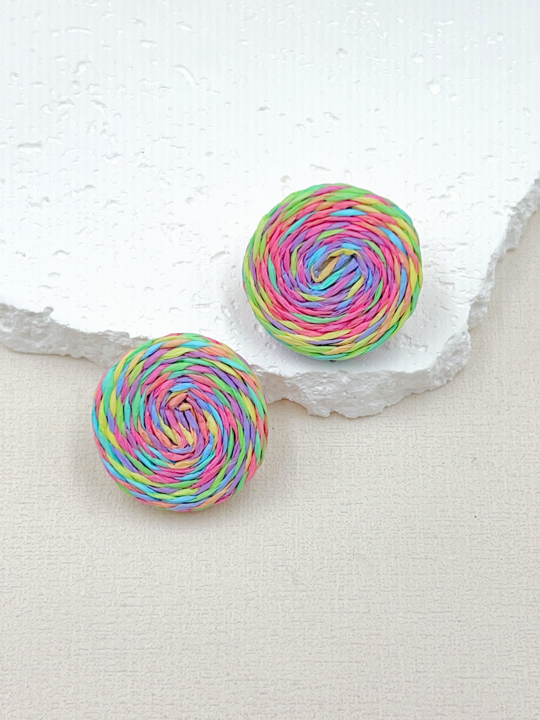 Grossiste WEC Bijoux - BOUCLES D'OREILLES  EN PAILLE AVEC POINT EN ACIER INOXYDABLE
