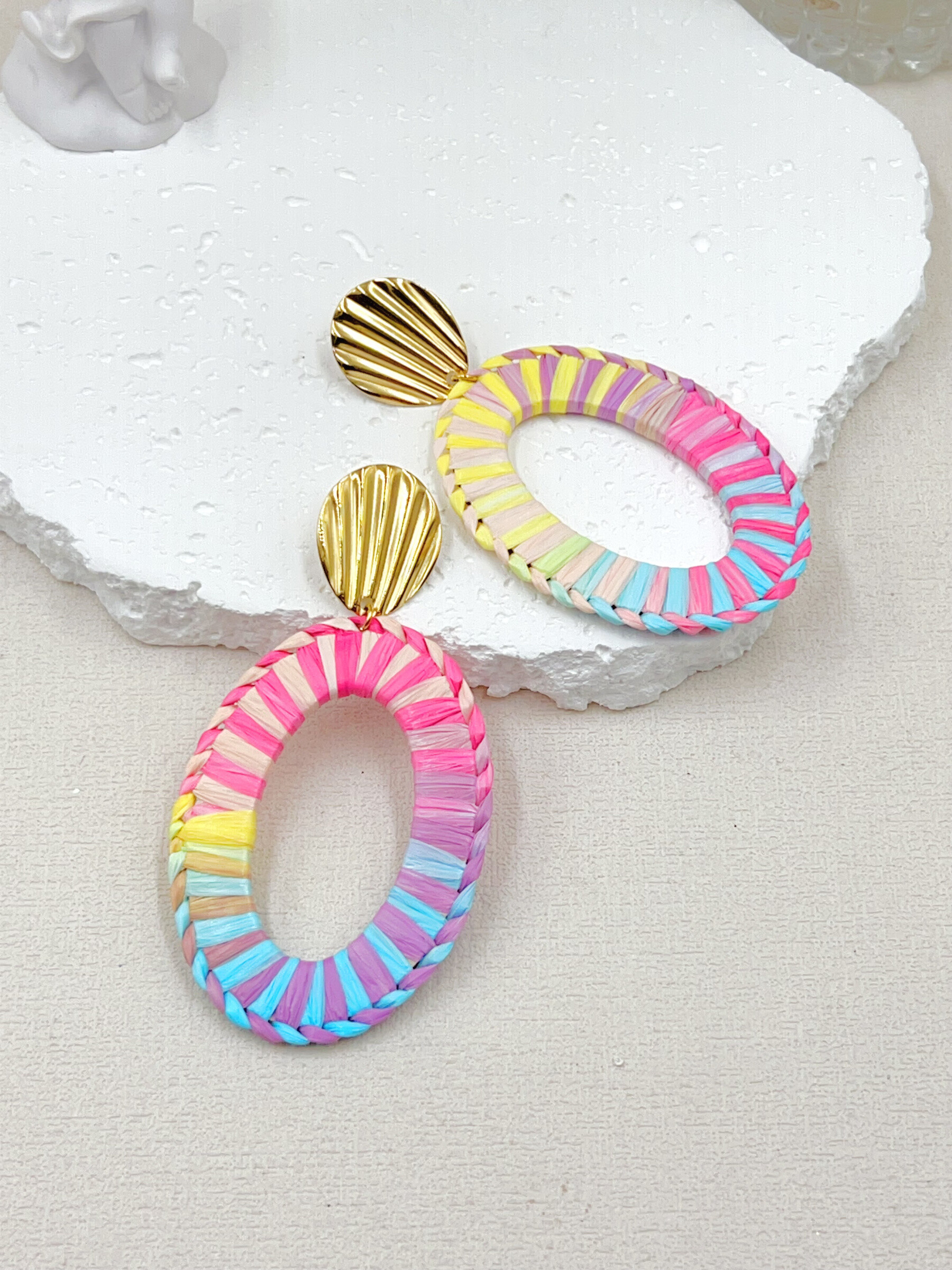 Grossiste WEC Bijoux - BOUCLES D'OREILLES FLEUR EN RAPHIA AVEC POINT EN ACIER INOXYDABLE