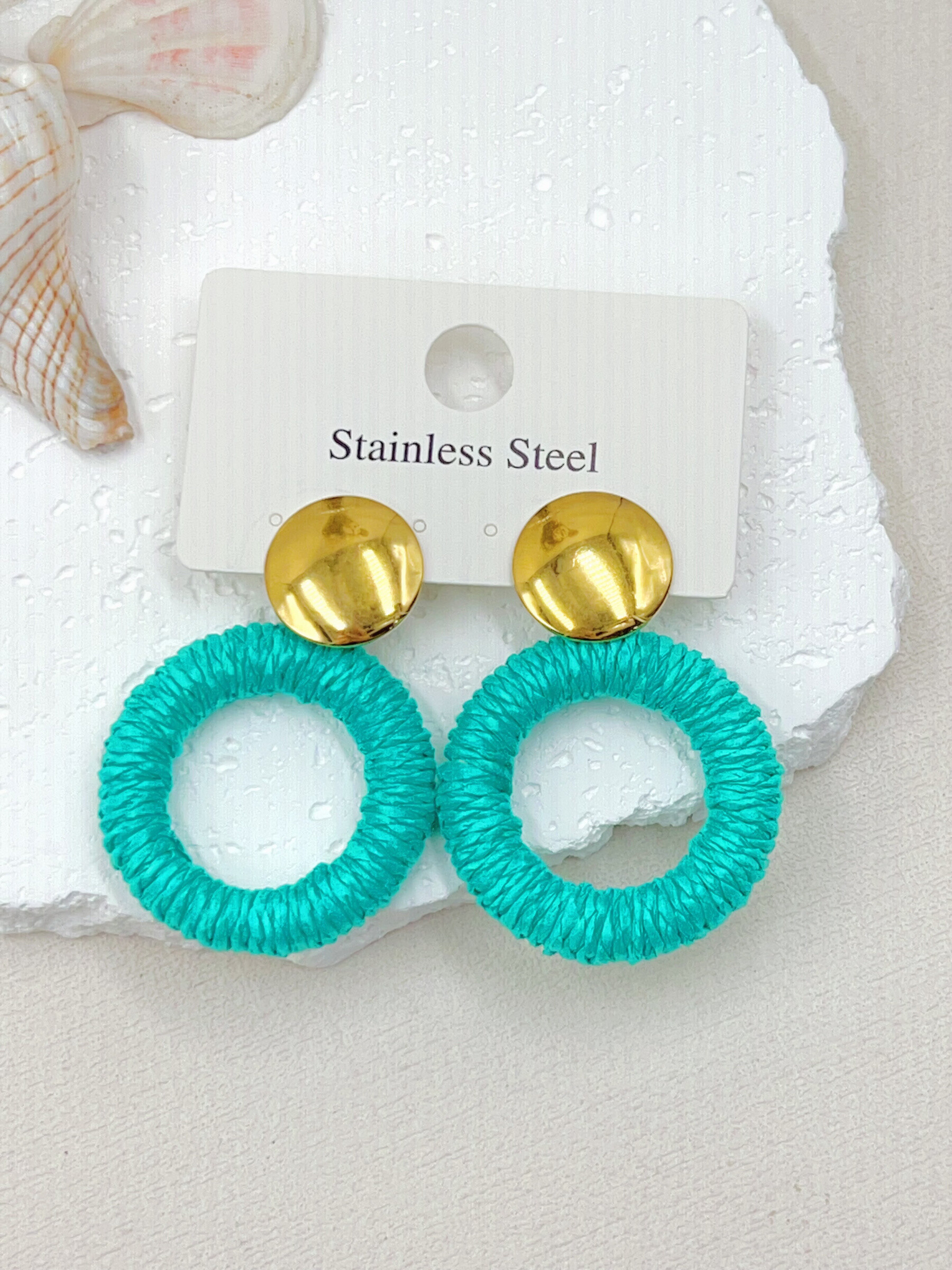 Grossiste WEC Bijoux - BOUCLES D'OREILLES FLEUR EN RAPHIA AVEC POINT EN ACIER INOXYDABLE