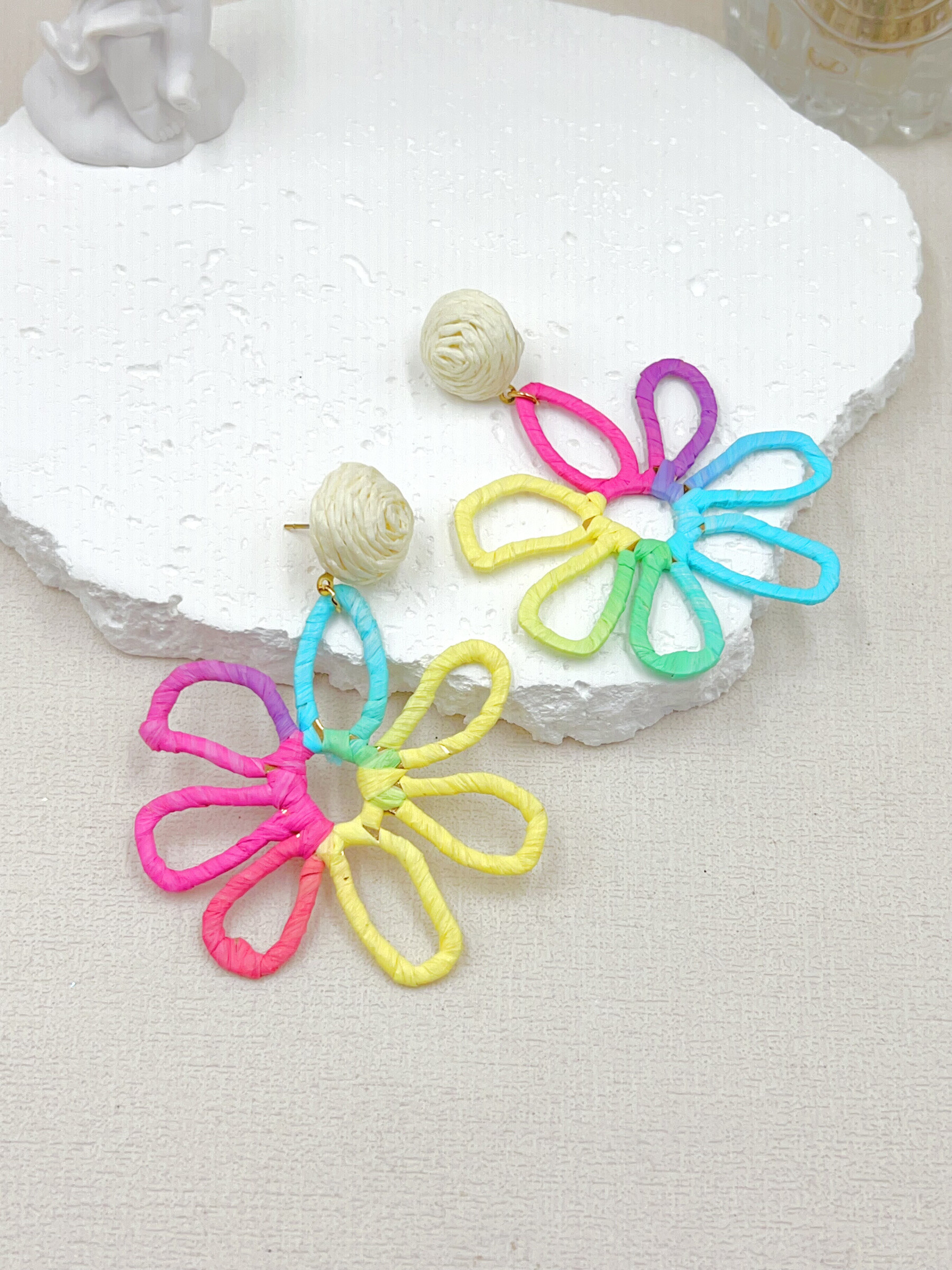 Mayorista WEC Bijoux - Pendientes de flores de Raphia con punto de acero inoxidable