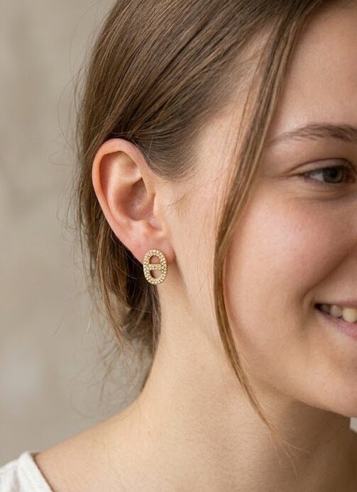 Grossiste WEC Bijoux - Boucles d’oreilles puces maillon grain de café en acier doré et strass