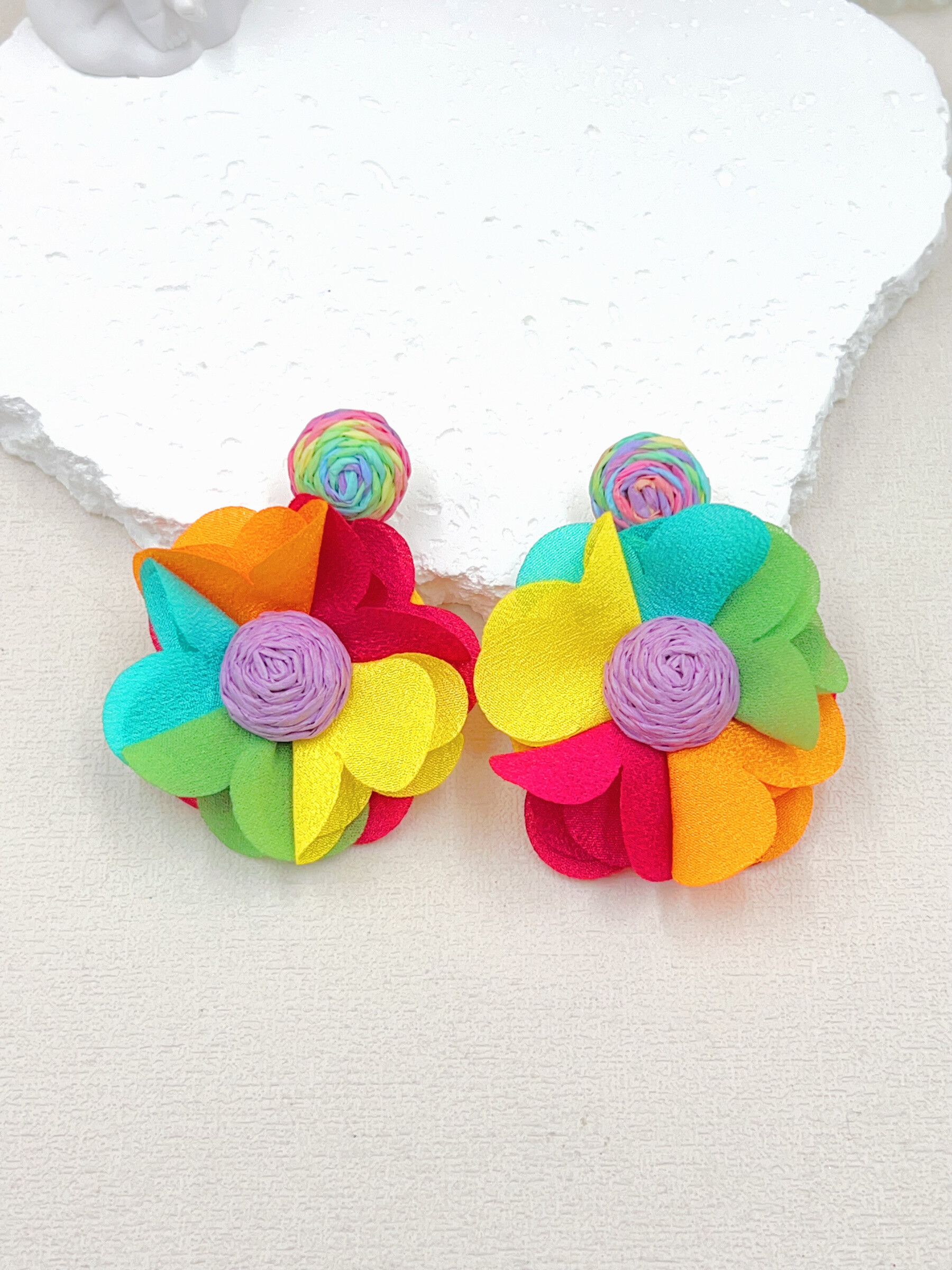 Grossiste WEC Bijoux - BOUCLES D'OREILLES FLEUR EN RAPHIA AVEC POINT EN ACIER INOXYDABLE