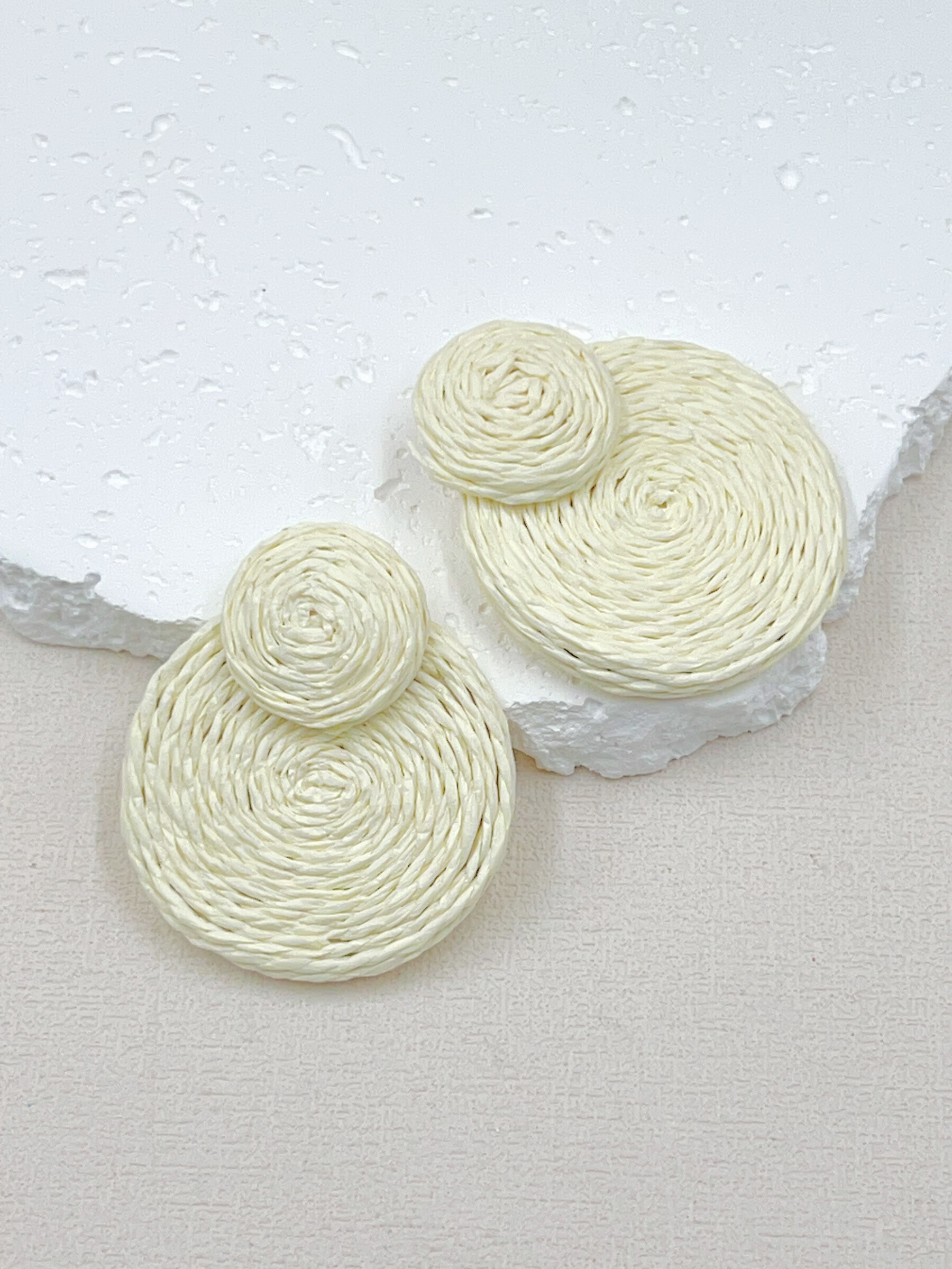 Grossiste WEC Bijoux - BOUCLES D'OREILLES EN RAPHIA AVEC POINT EN ACIER INOXYDABLE